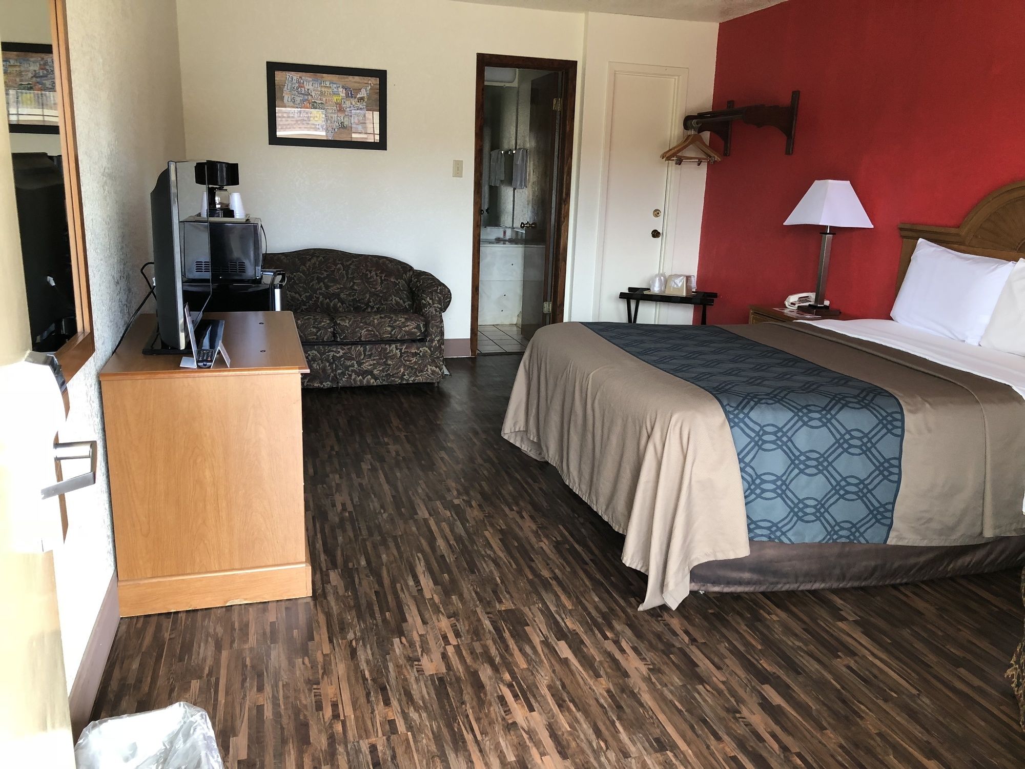 Econo Lodge & Suites