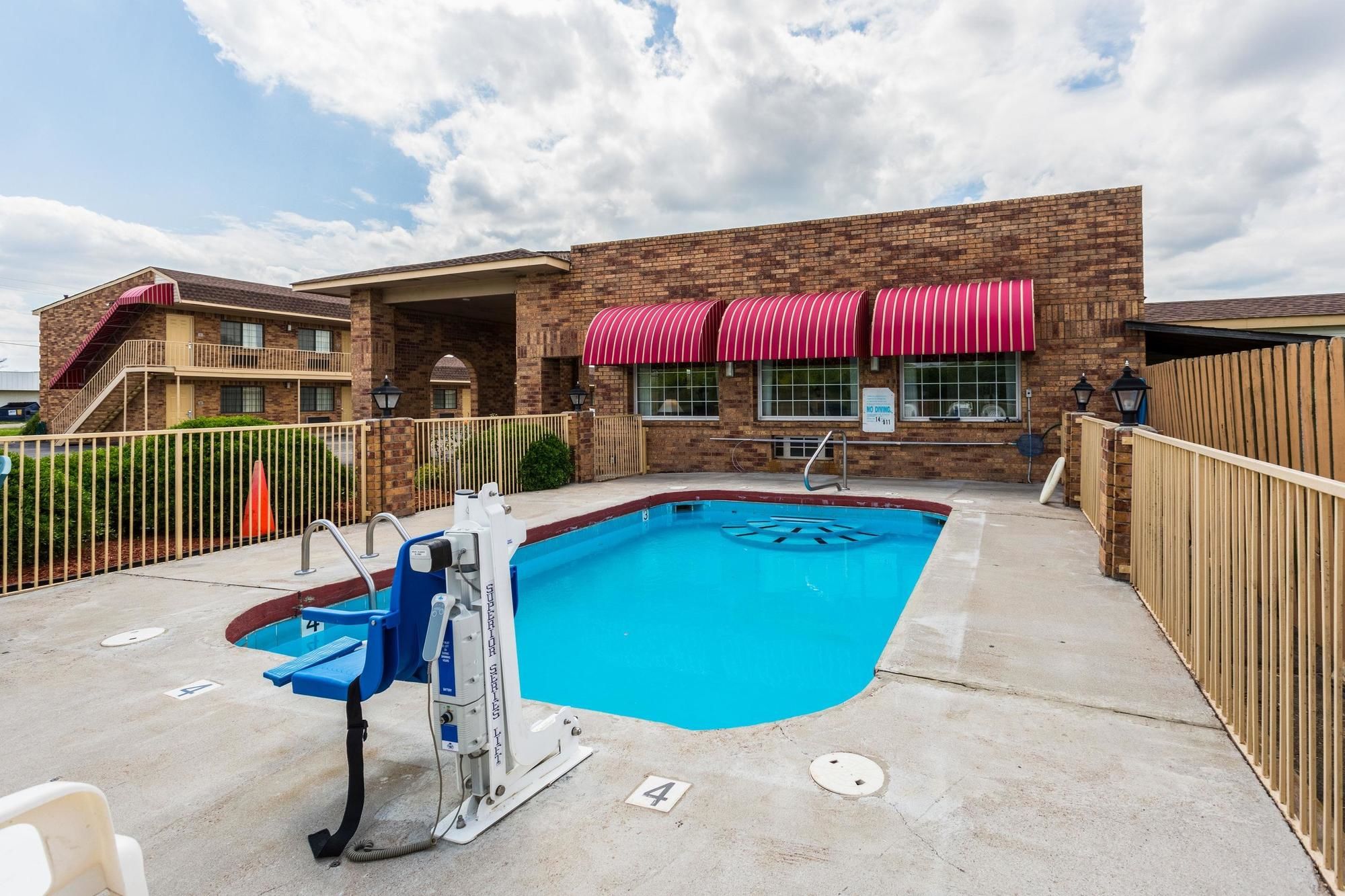 Econo Lodge & Suites