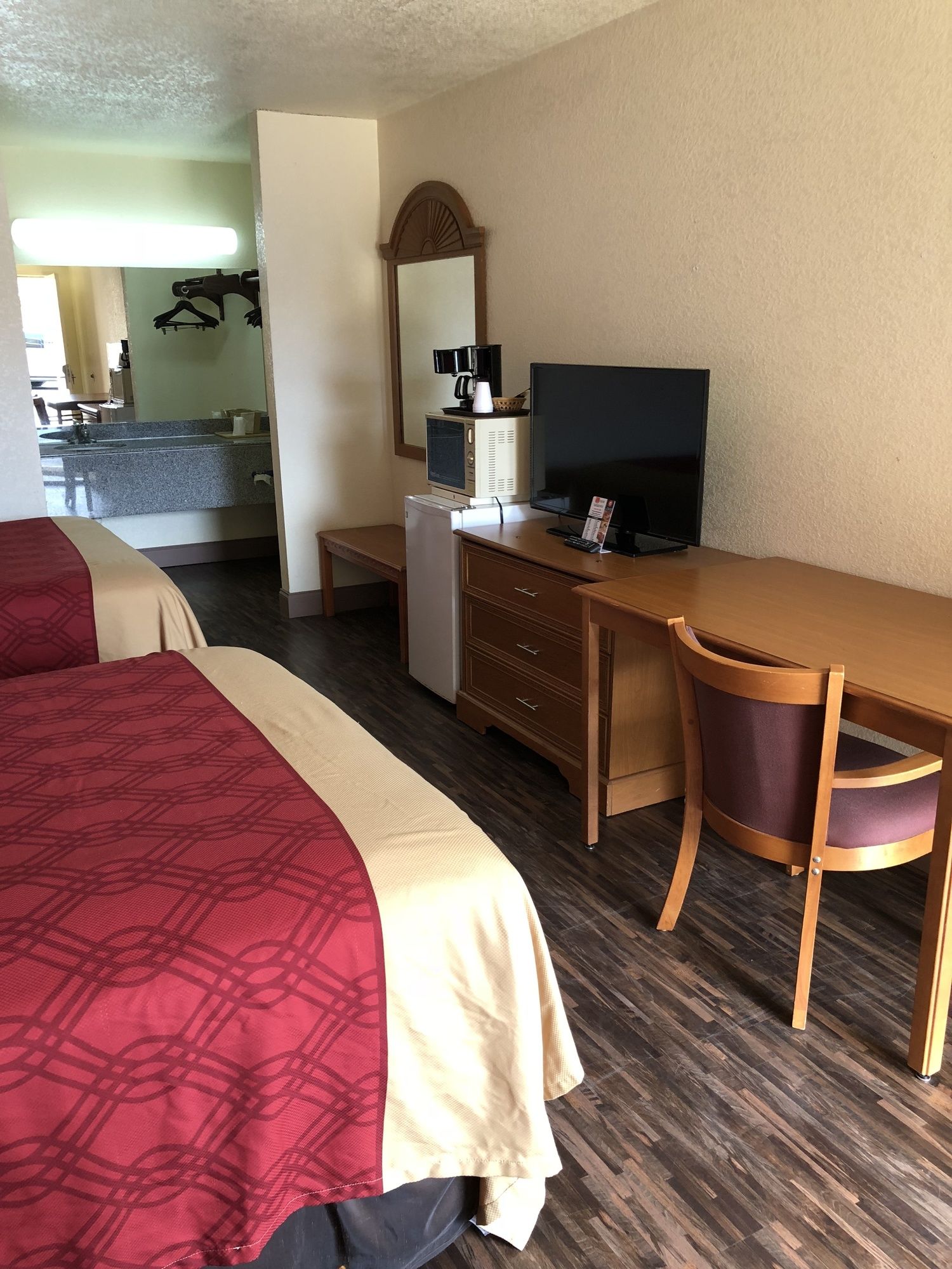 Econo Lodge & Suites