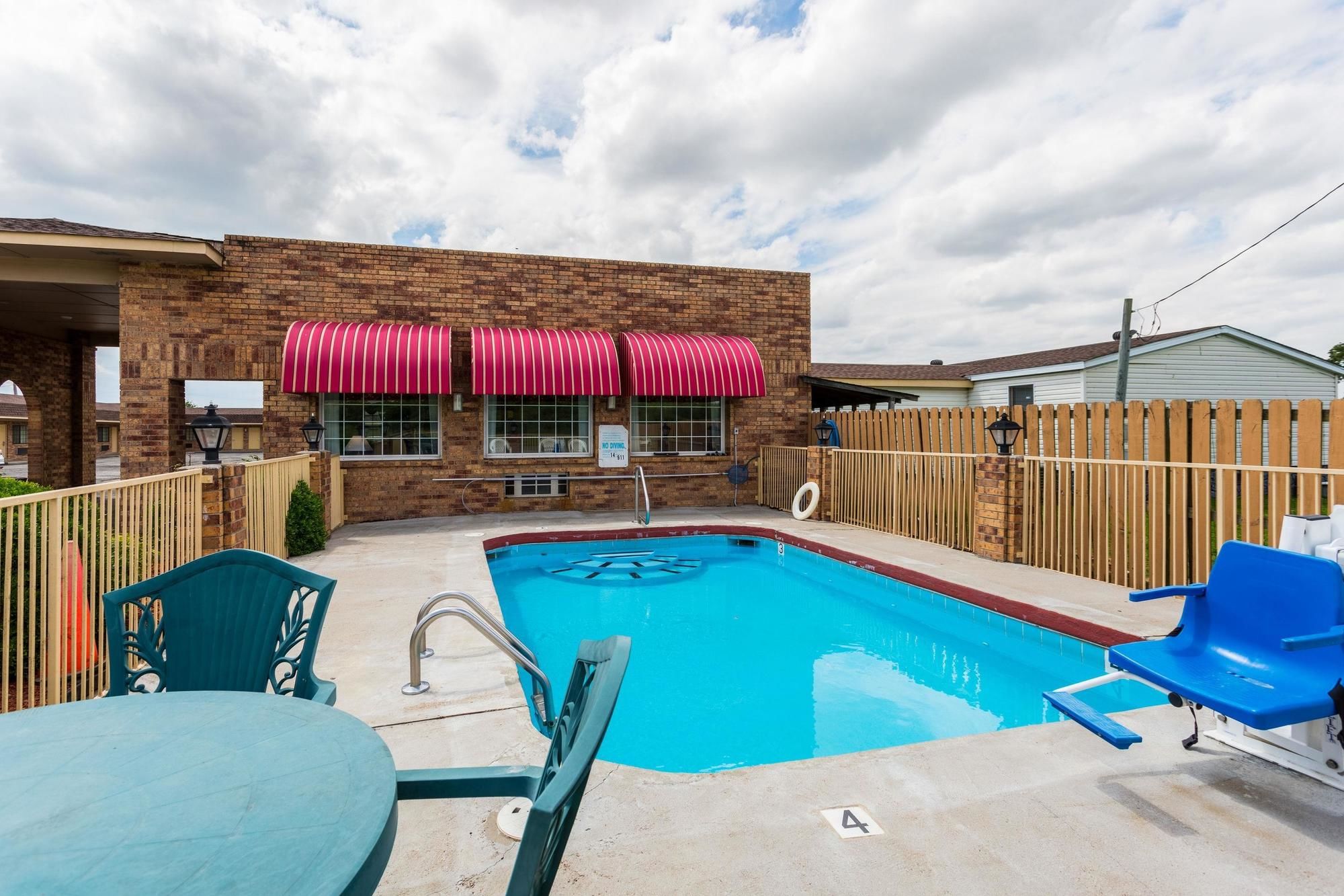 Econo Lodge & Suites