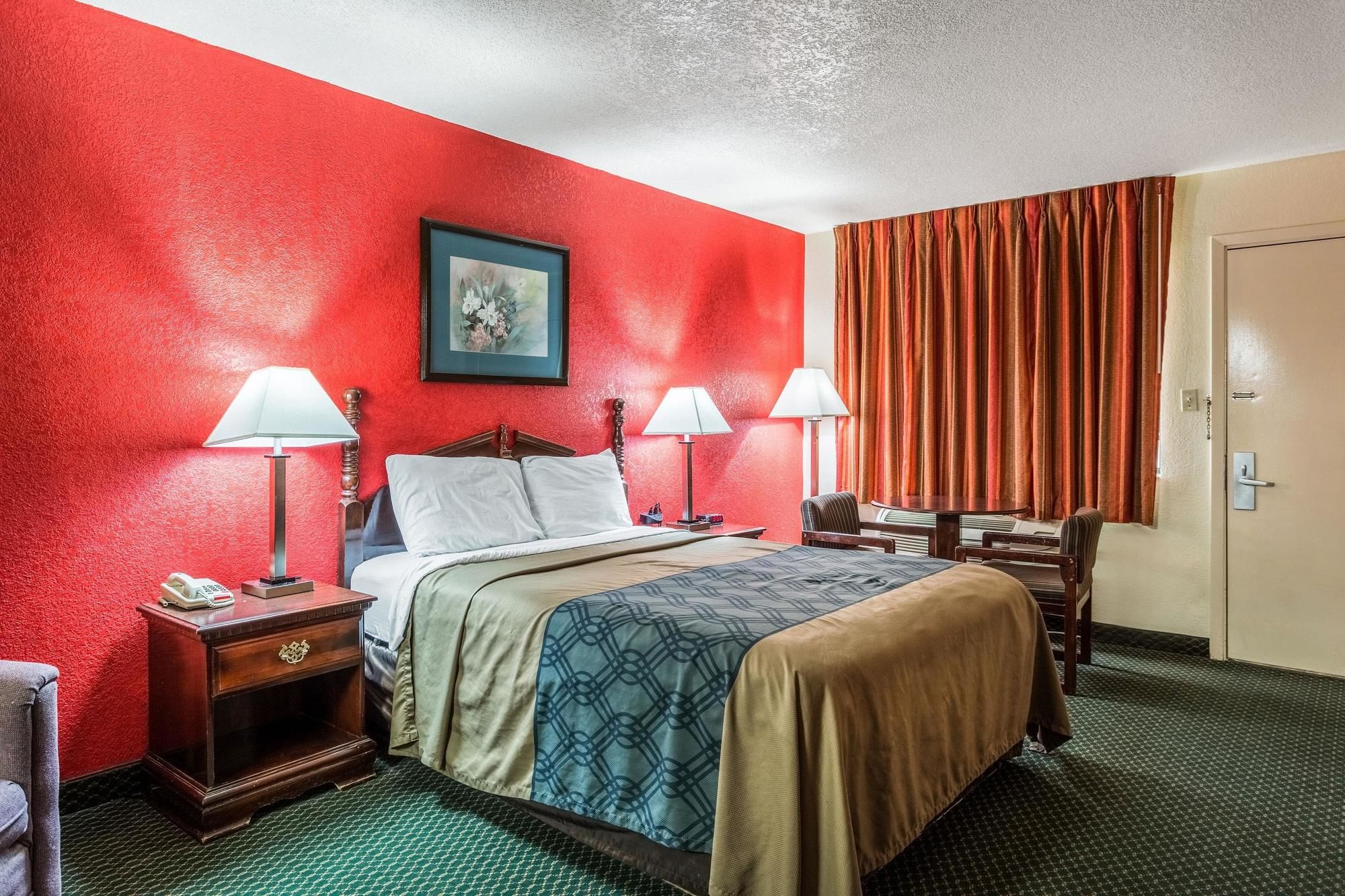 Econo Lodge & Suites