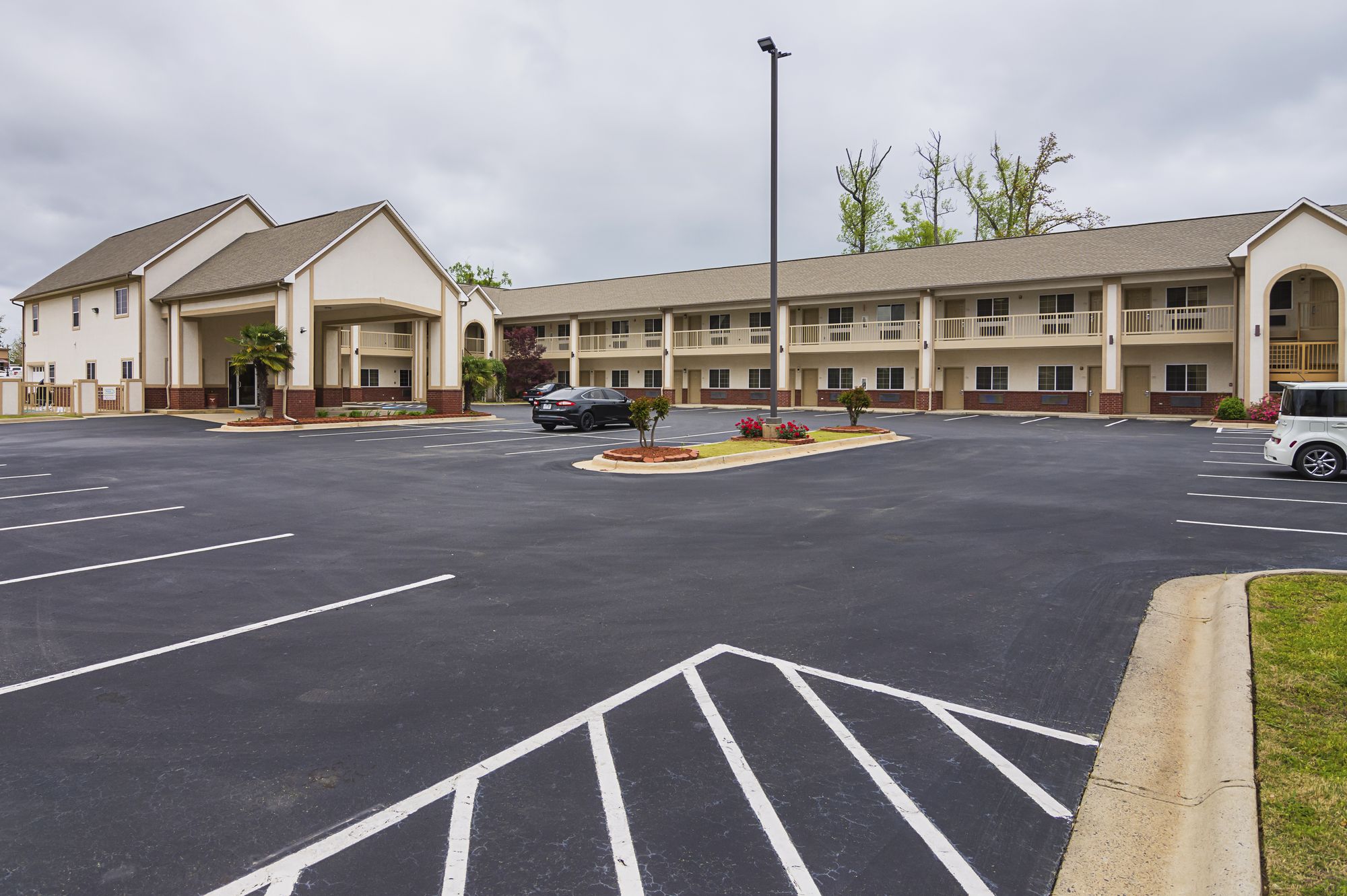 Econo Lodge Inn & Suites