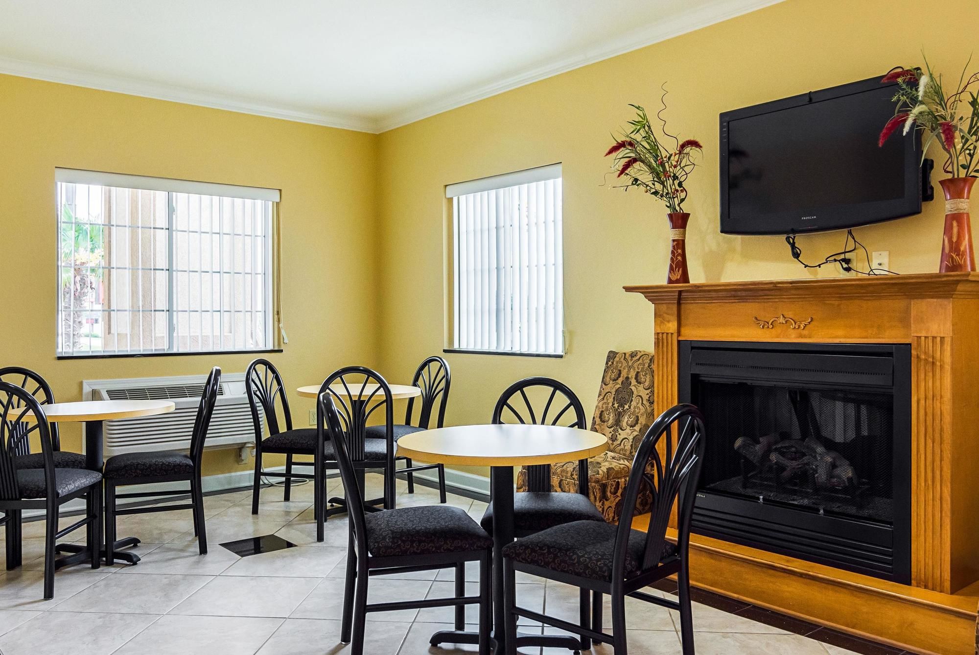 Econo Lodge Inn & Suites