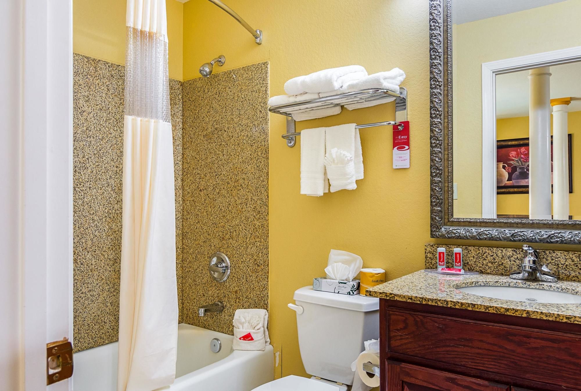 Econo Lodge Inn & Suites