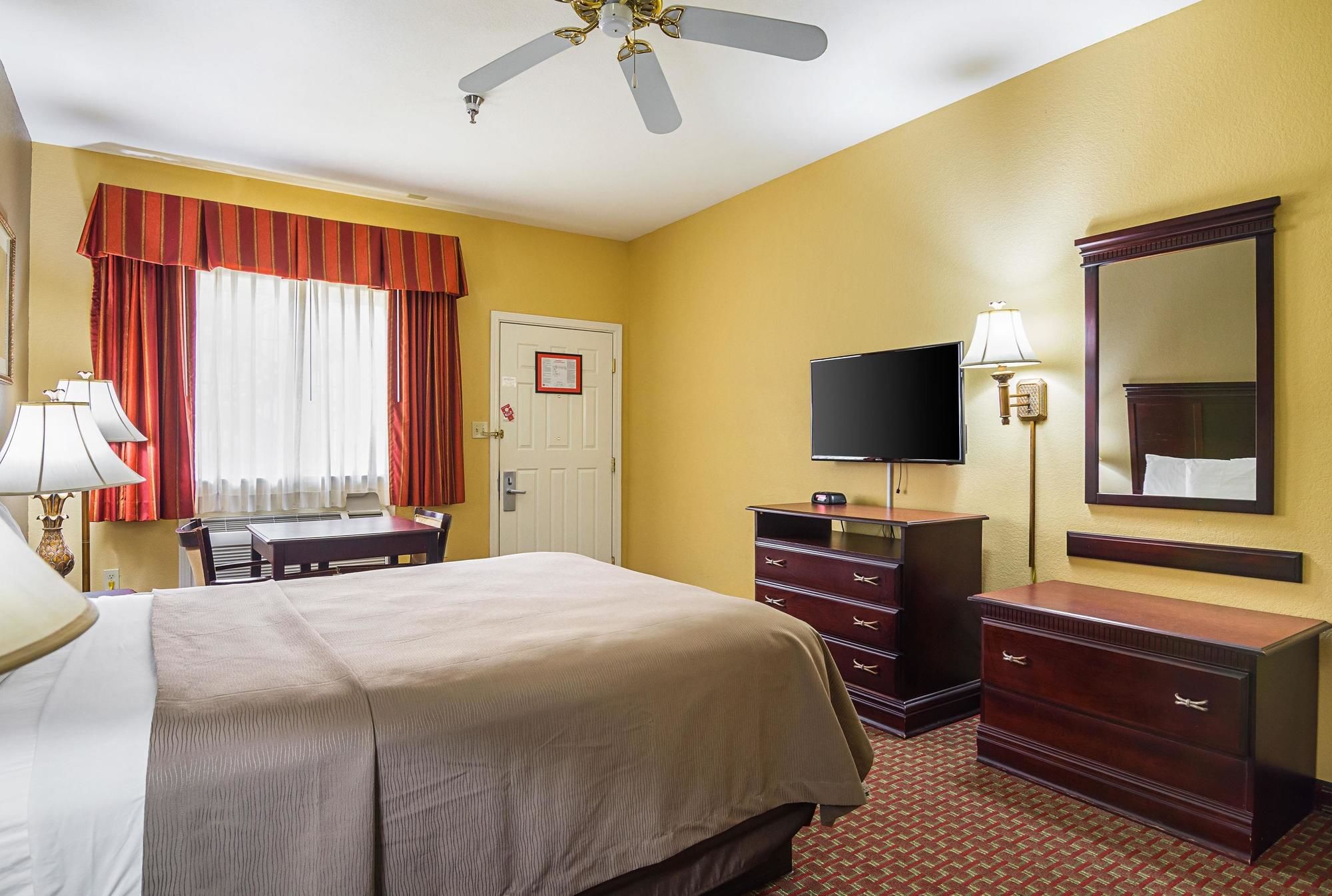 Econo Lodge Inn & Suites