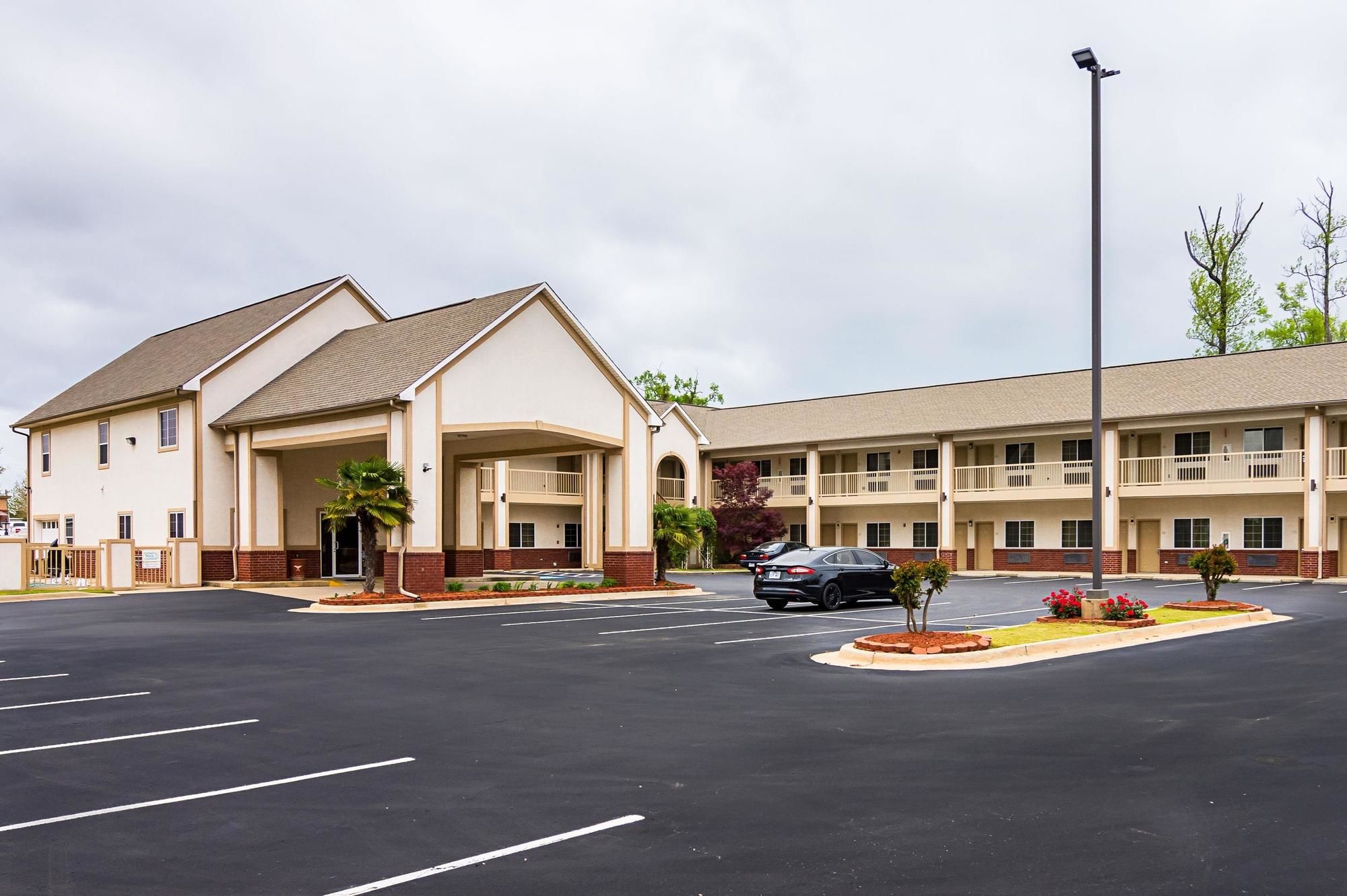 Econo Lodge Inn & Suites