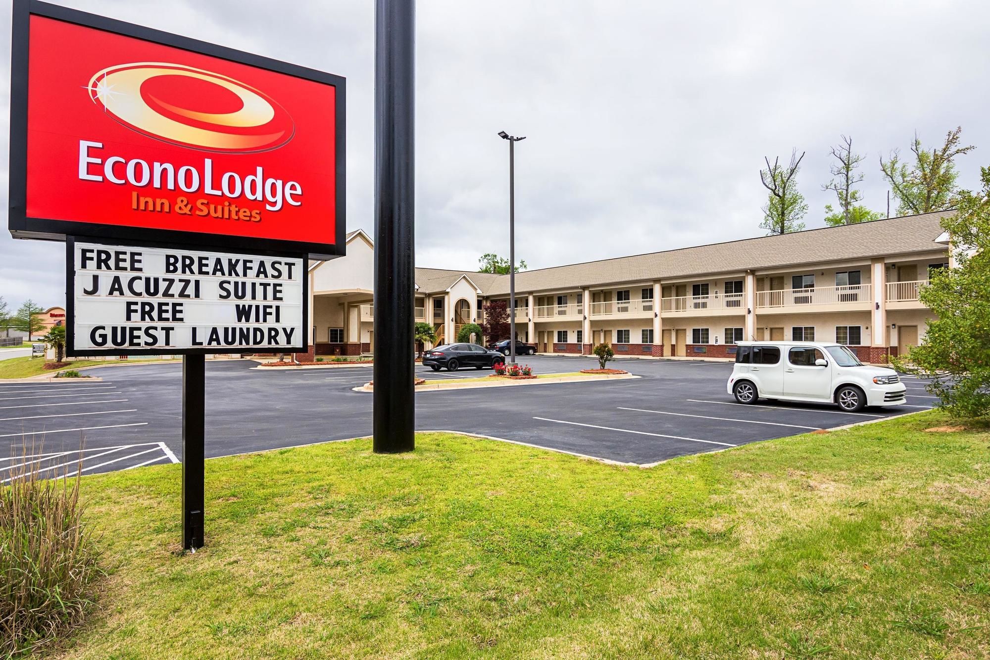 Econo Lodge Inn & Suites