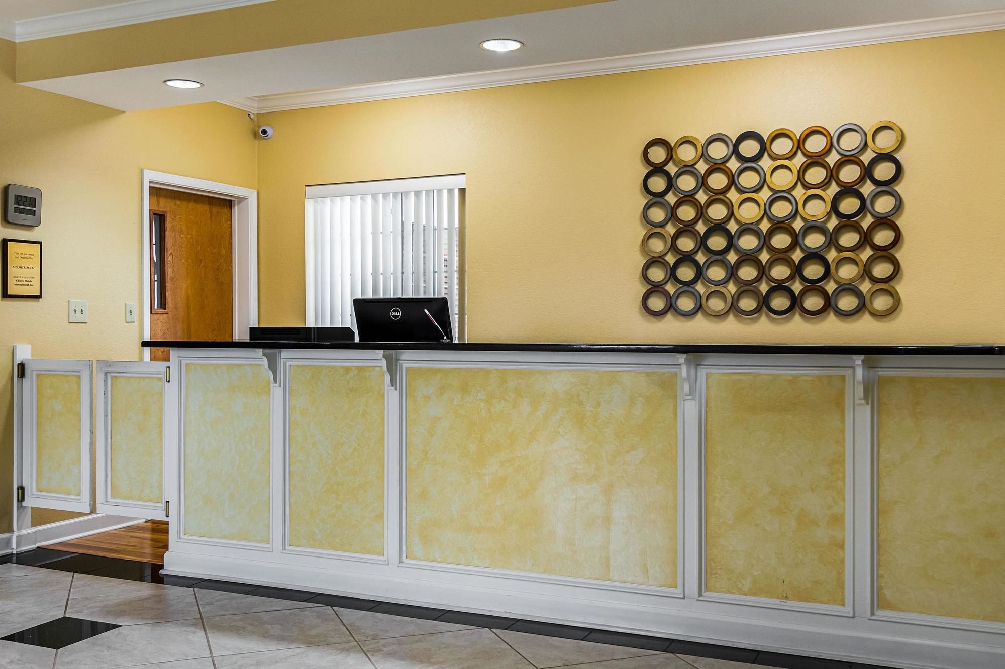 Econo Lodge Inn & Suites