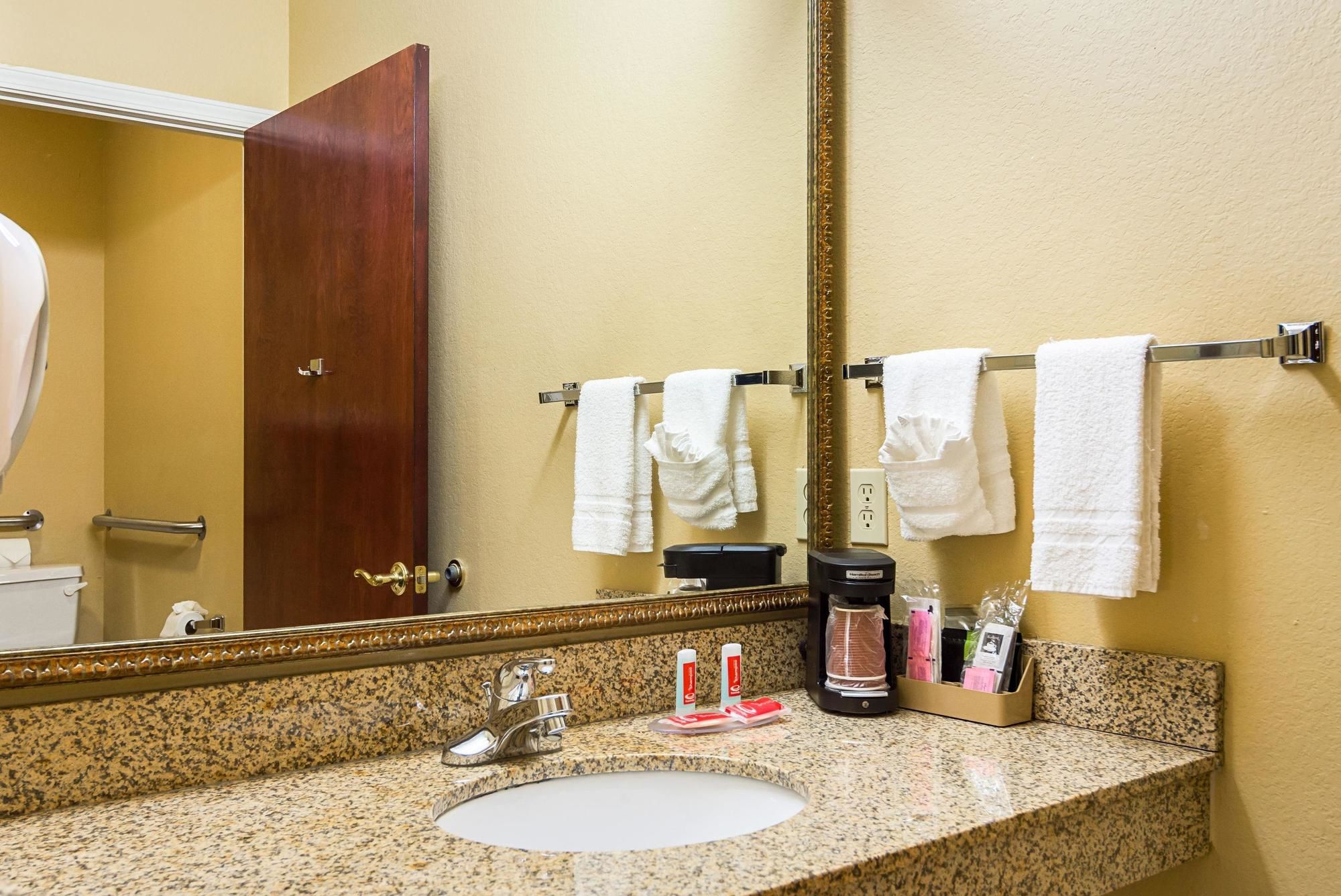 Econo Lodge Inn & Suites