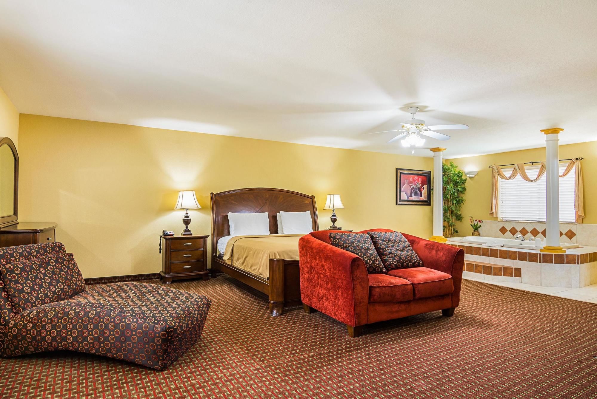 Econo Lodge Inn & Suites