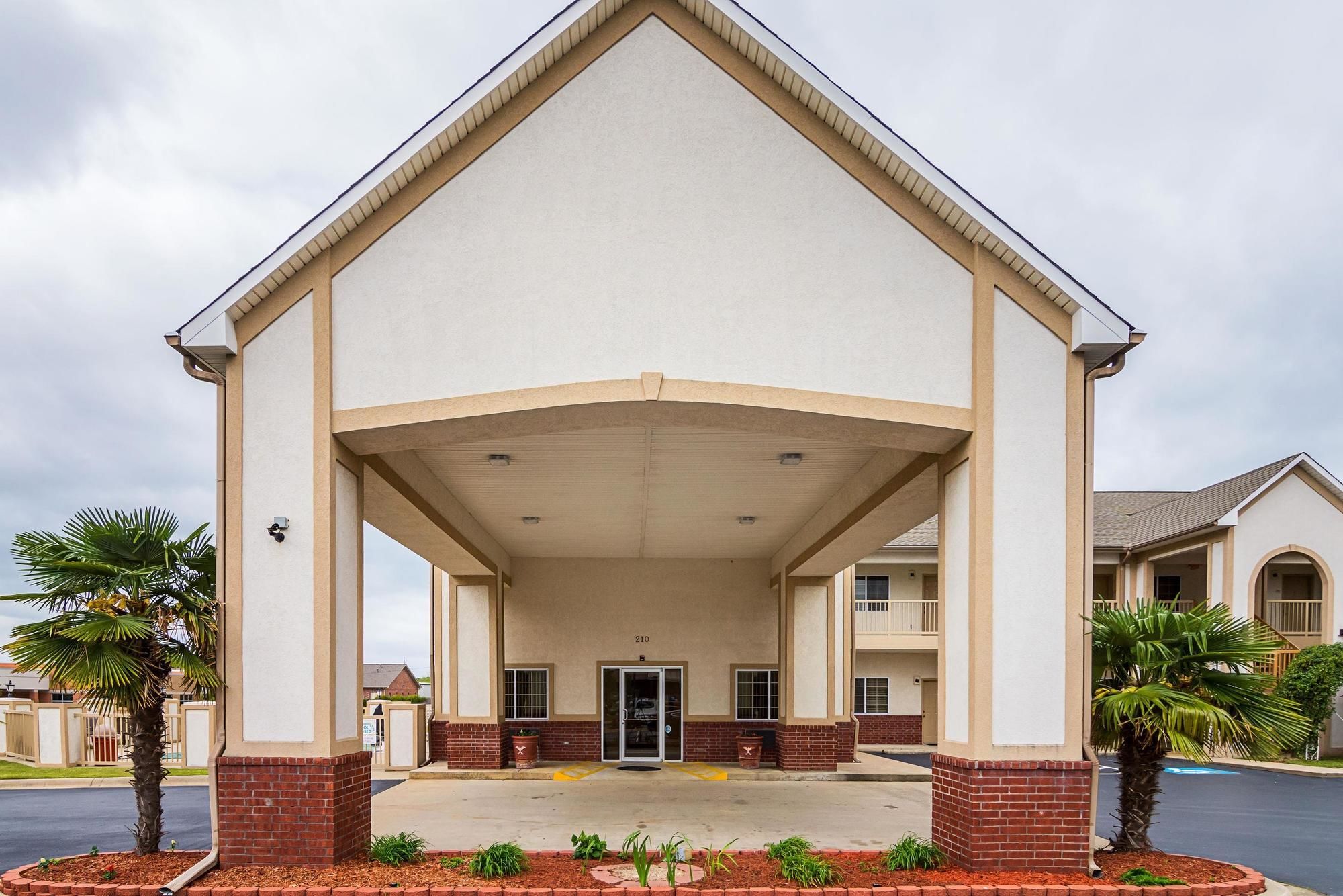 Econo Lodge Inn & Suites