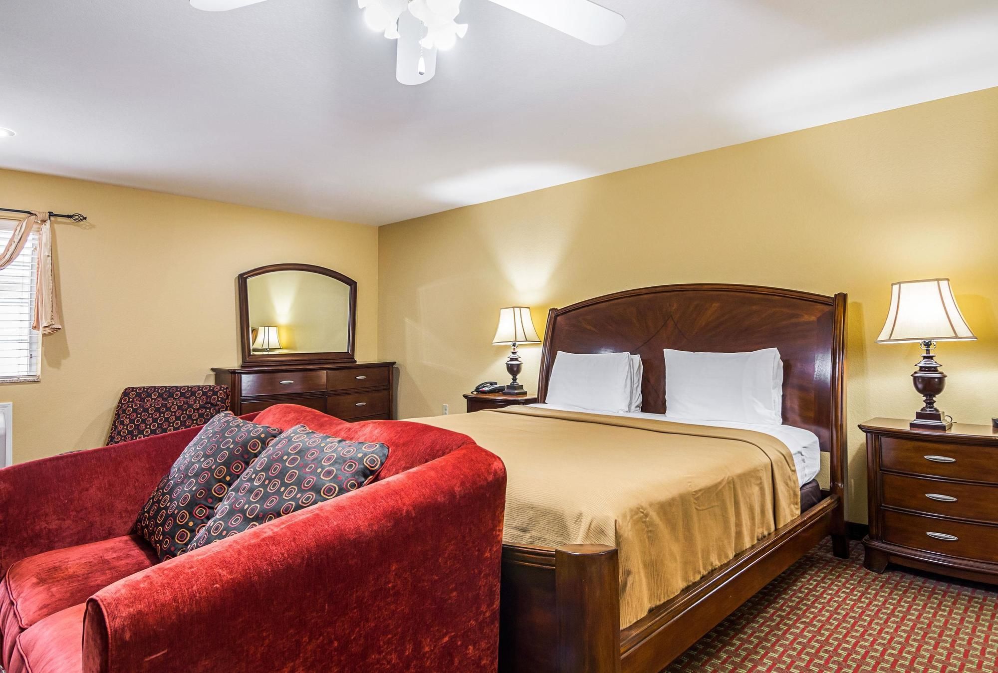 Econo Lodge Inn & Suites