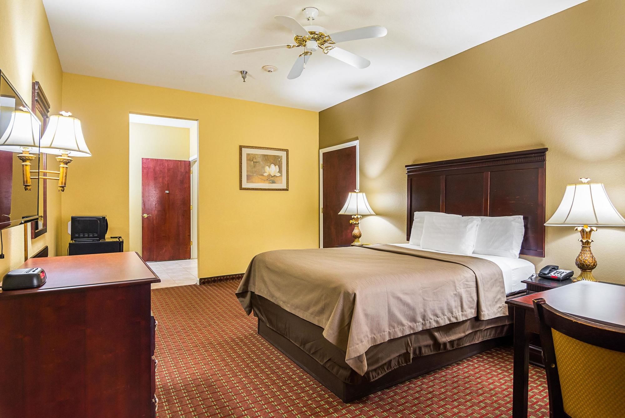 Econo Lodge Inn & Suites