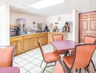 Super 8 by Wyndham Clinton