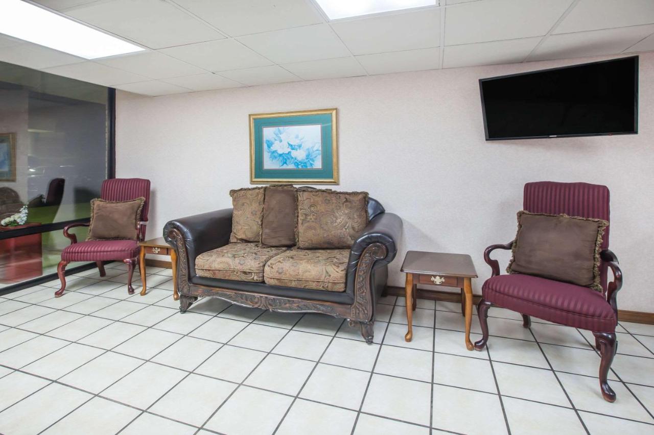 Super 8 by Wyndham Clinton