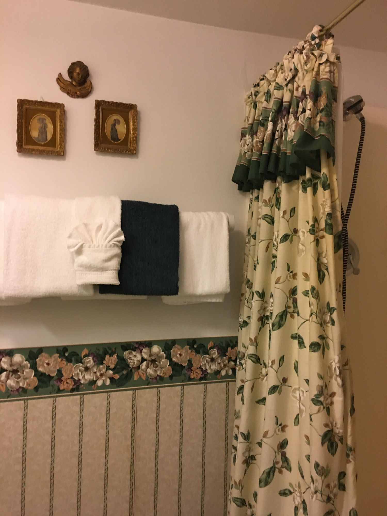 All Seasons Inn