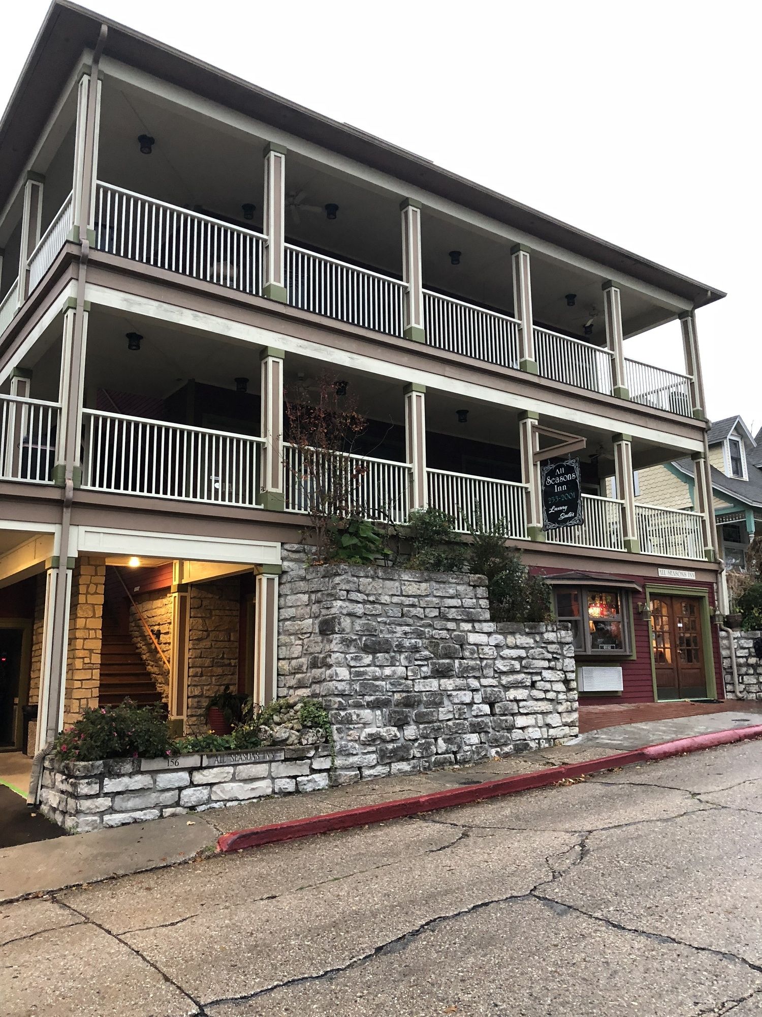 All Seasons Inn