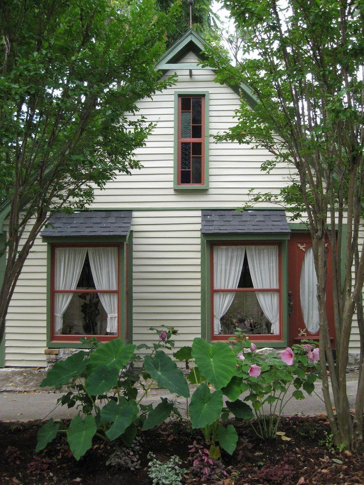 Heart of the Hills Inn