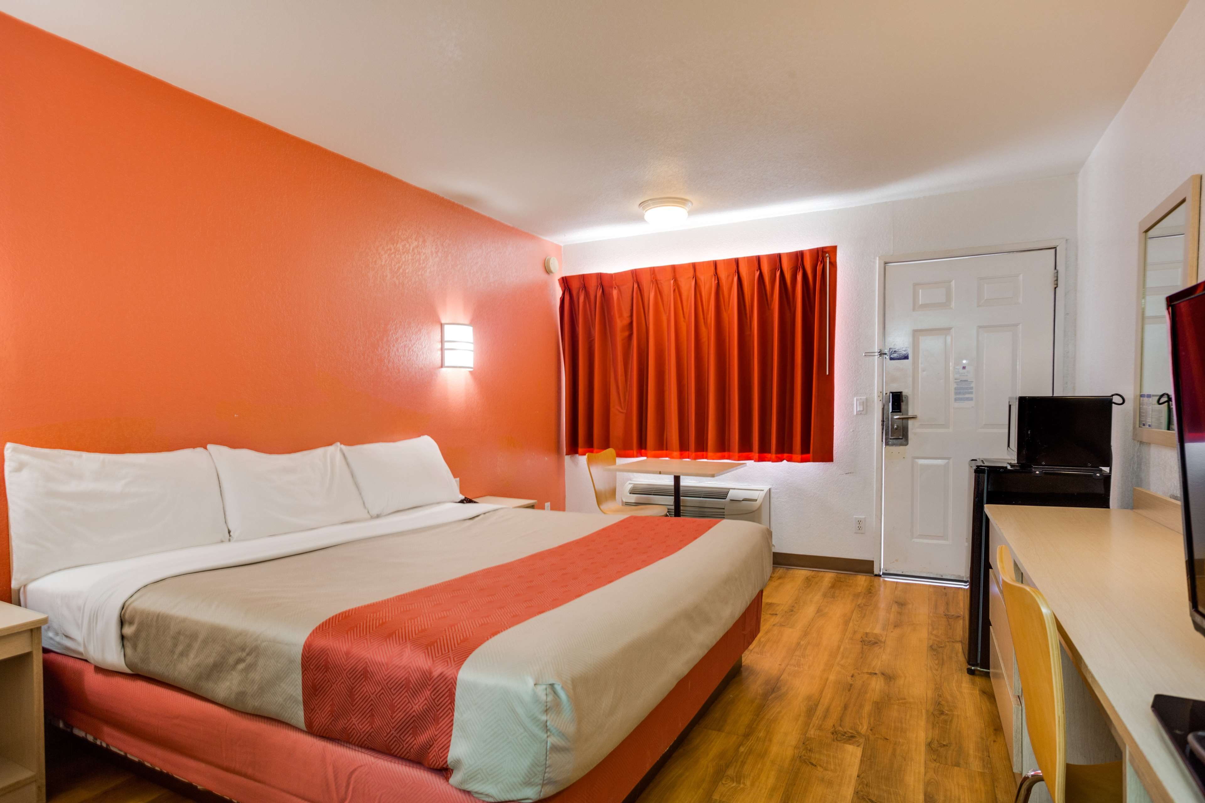Motel 6 Fayetteville, AR