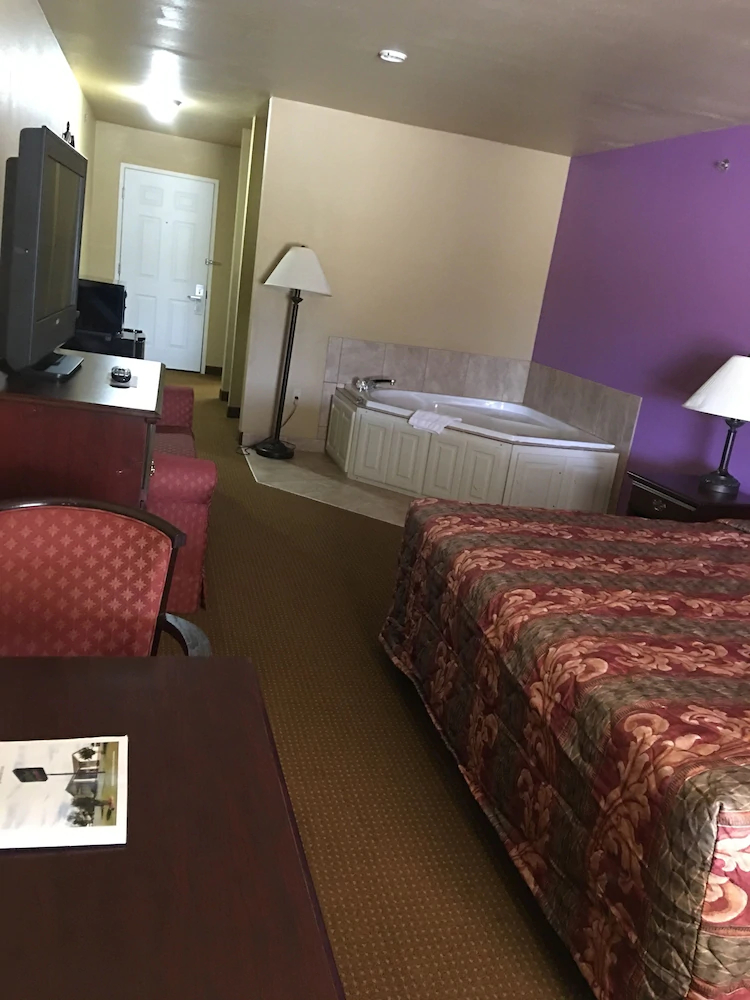 Econo Lodge Inn & Suites