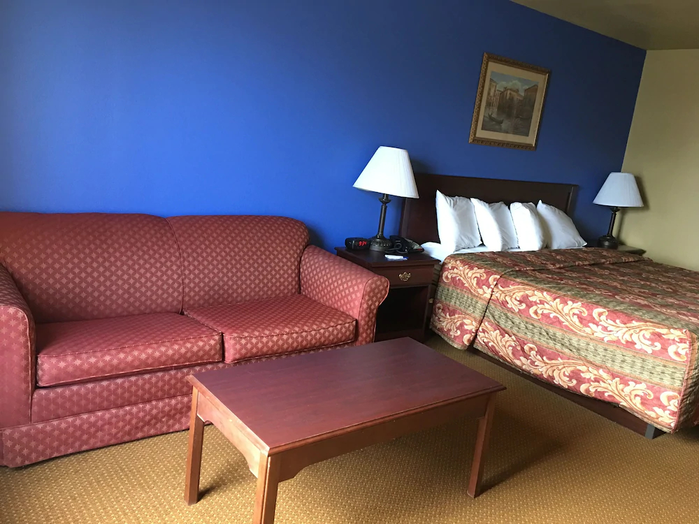 Econo Lodge Inn & Suites