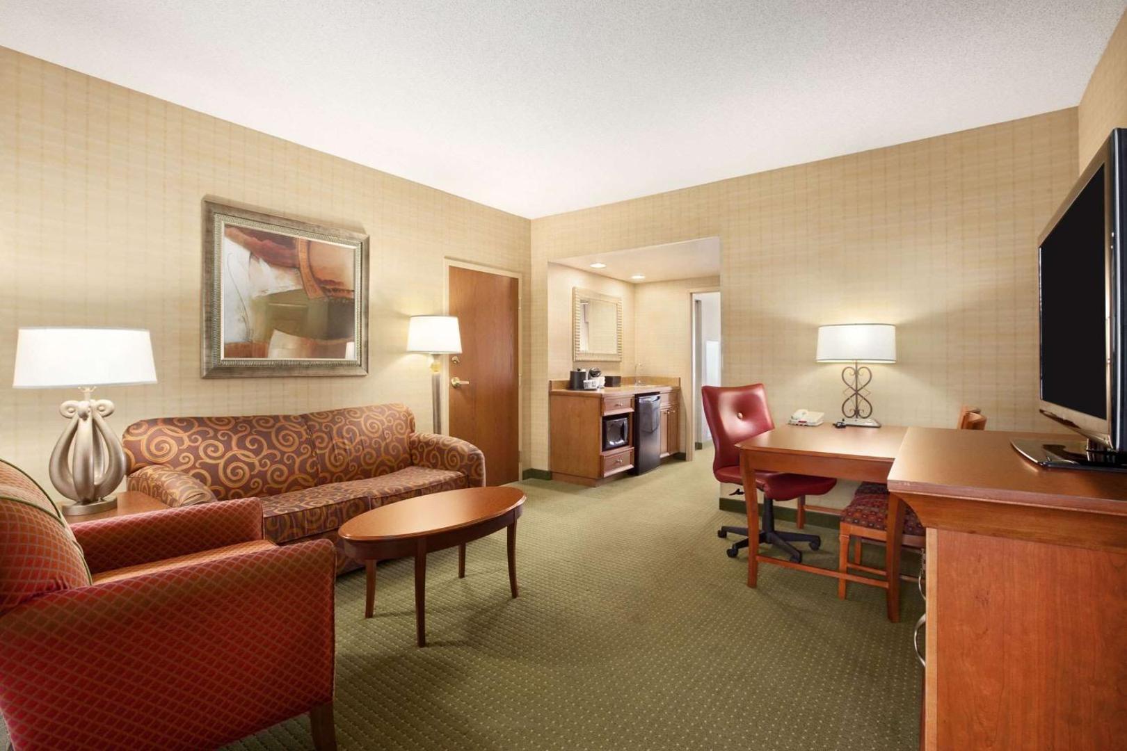 Embassy Suites by Hilton Hot Springs Hotel & Spa