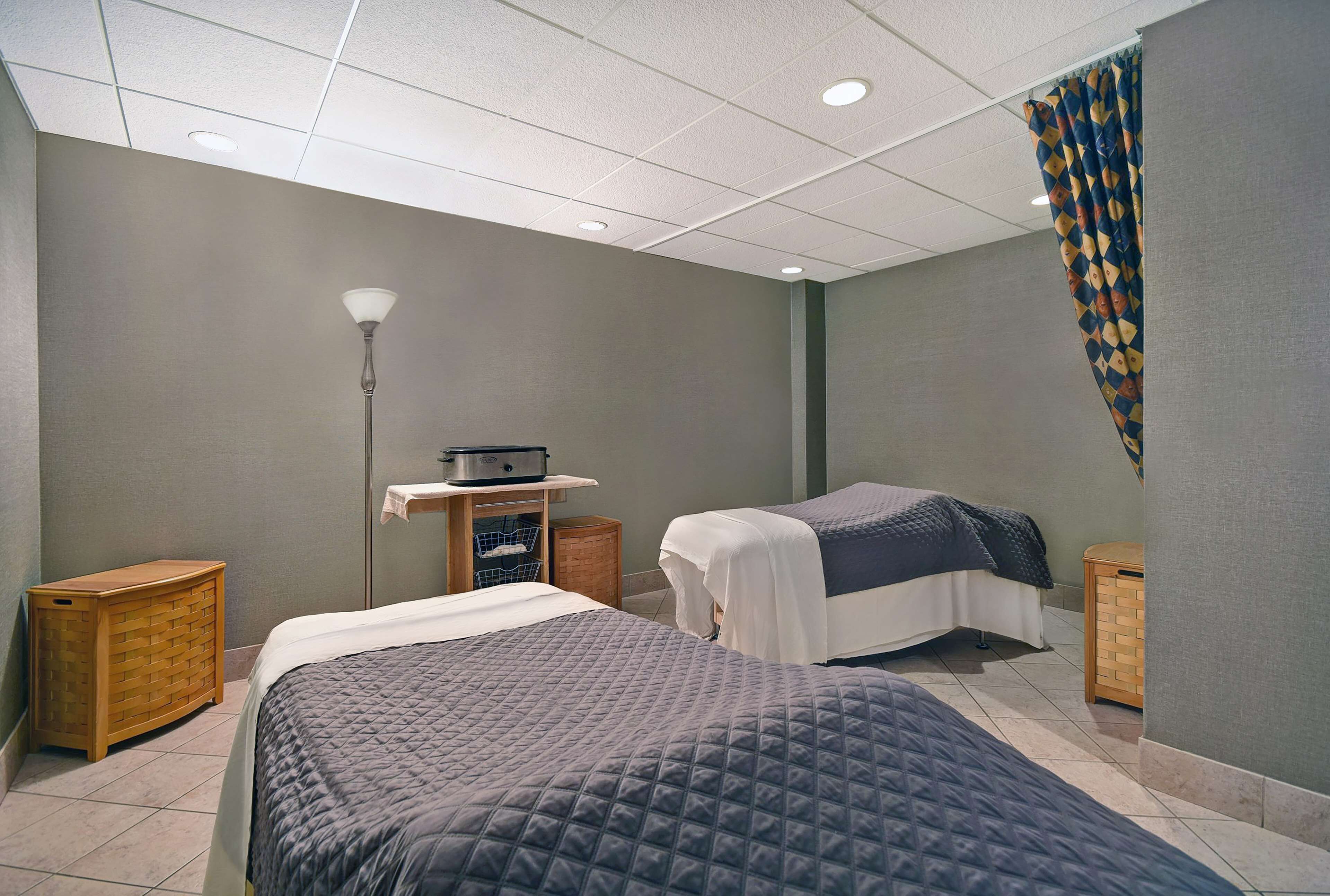 Embassy Suites by Hilton Hot Springs Hotel & Spa