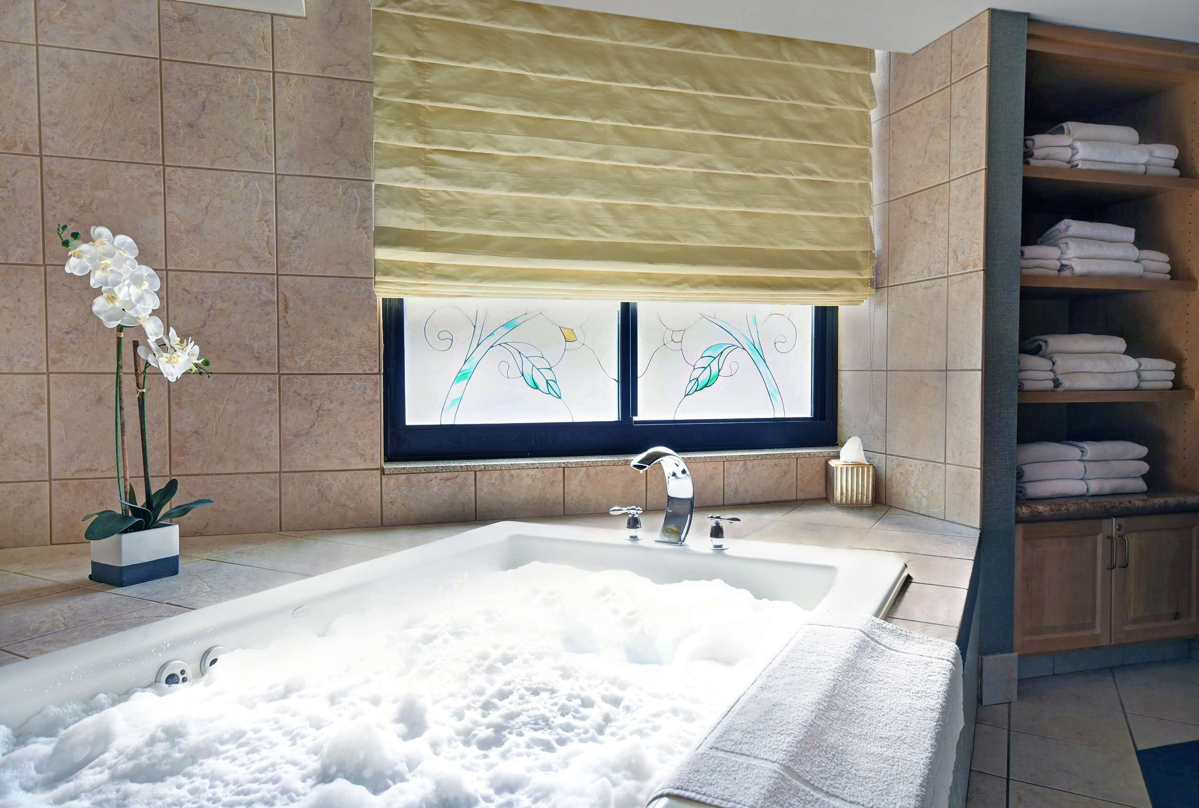 Embassy Suites by Hilton Hot Springs Hotel & Spa