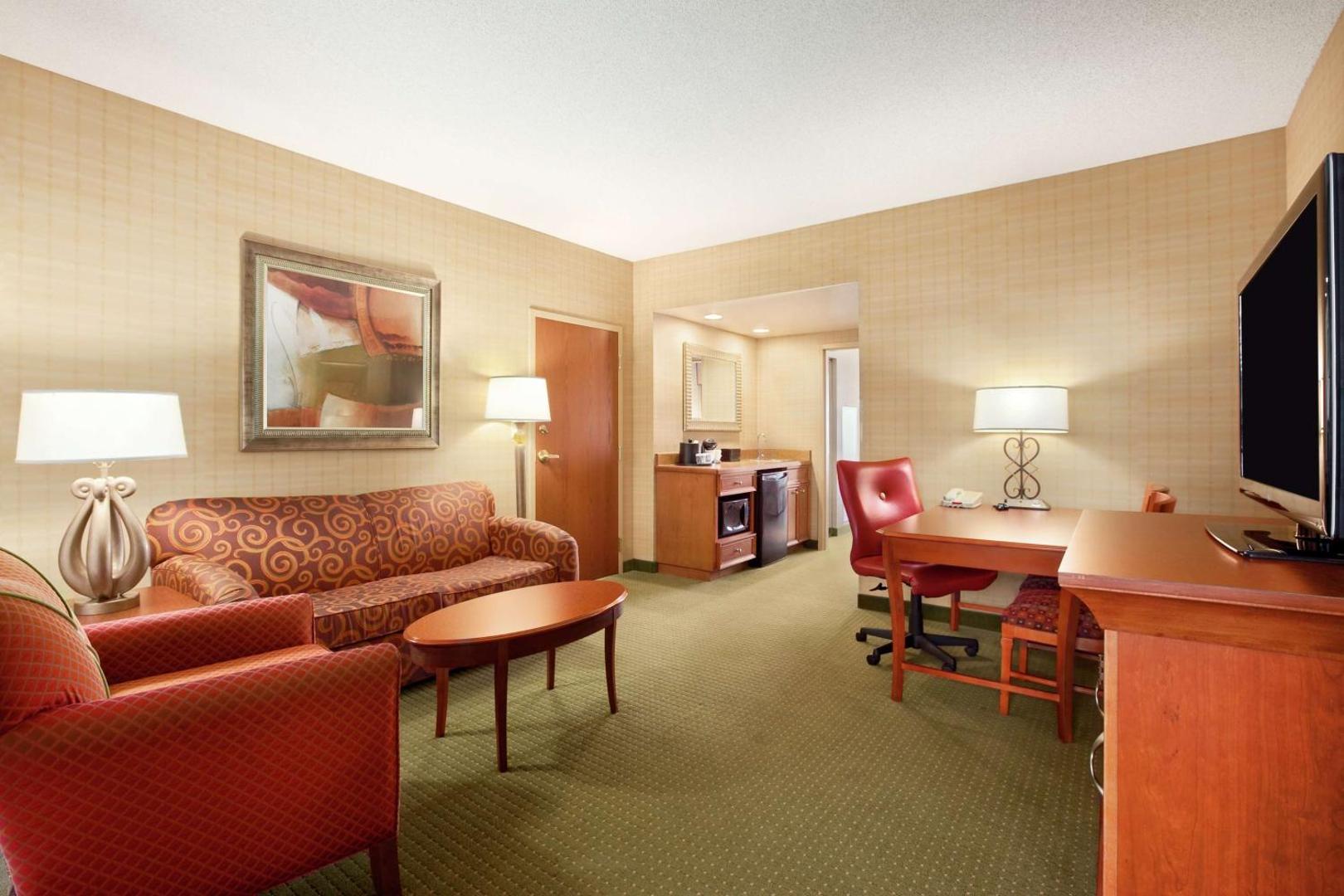 Embassy Suites by Hilton Hot Springs Hotel & Spa