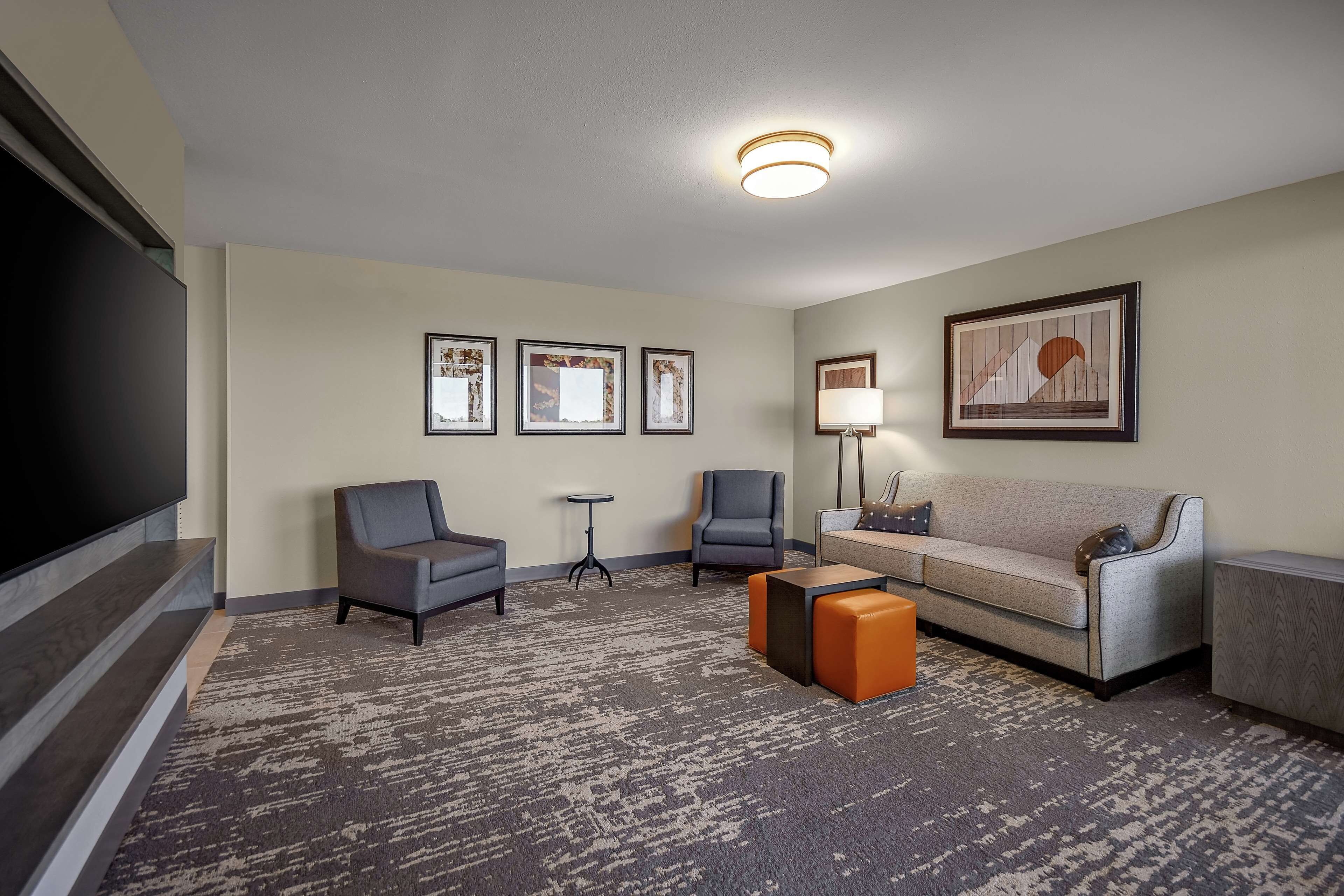 Embassy Suites by Hilton Jonesboro Red Wolf Convention Center