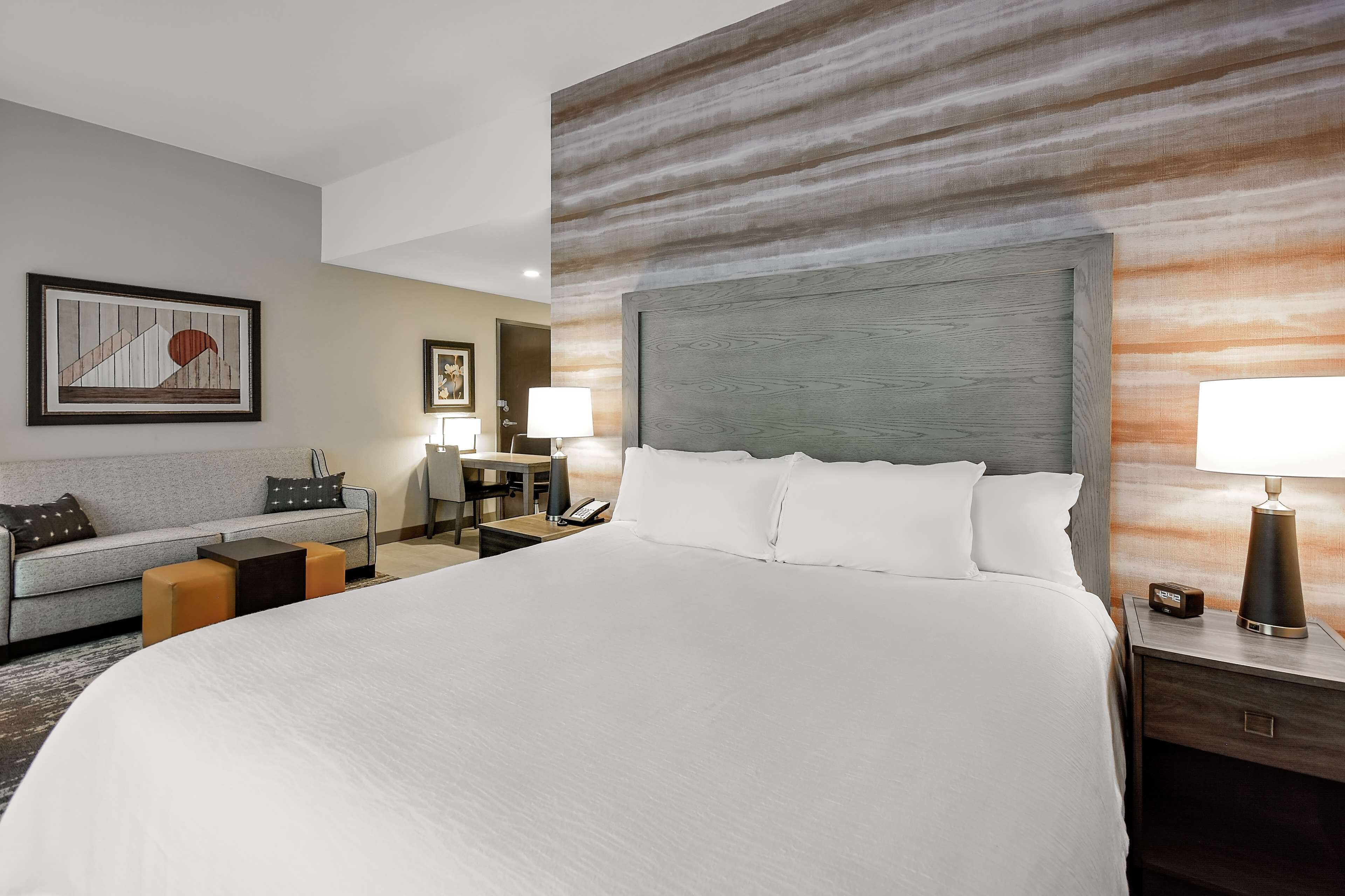 Embassy Suites by Hilton Jonesboro Red Wolf Convention Center