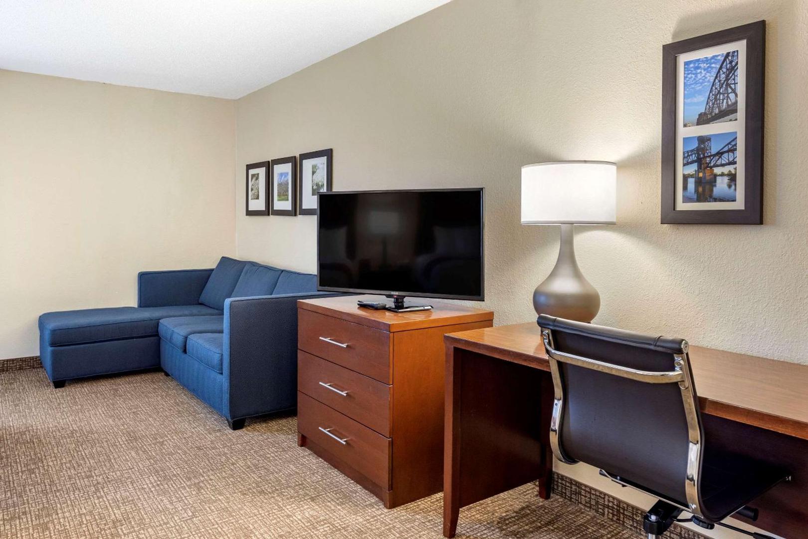 Comfort Inn & Suites Airport