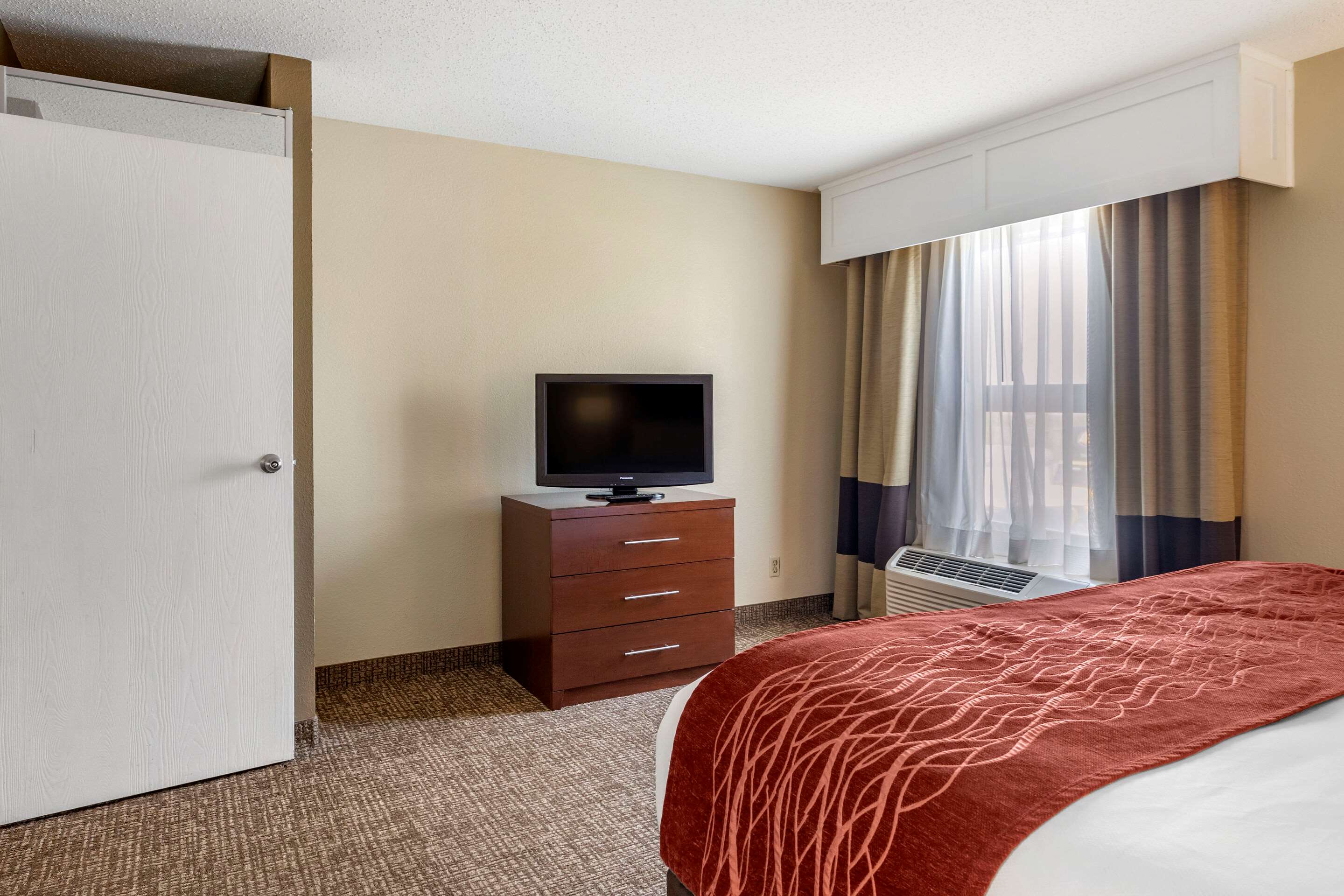 Comfort Inn & Suites Airport