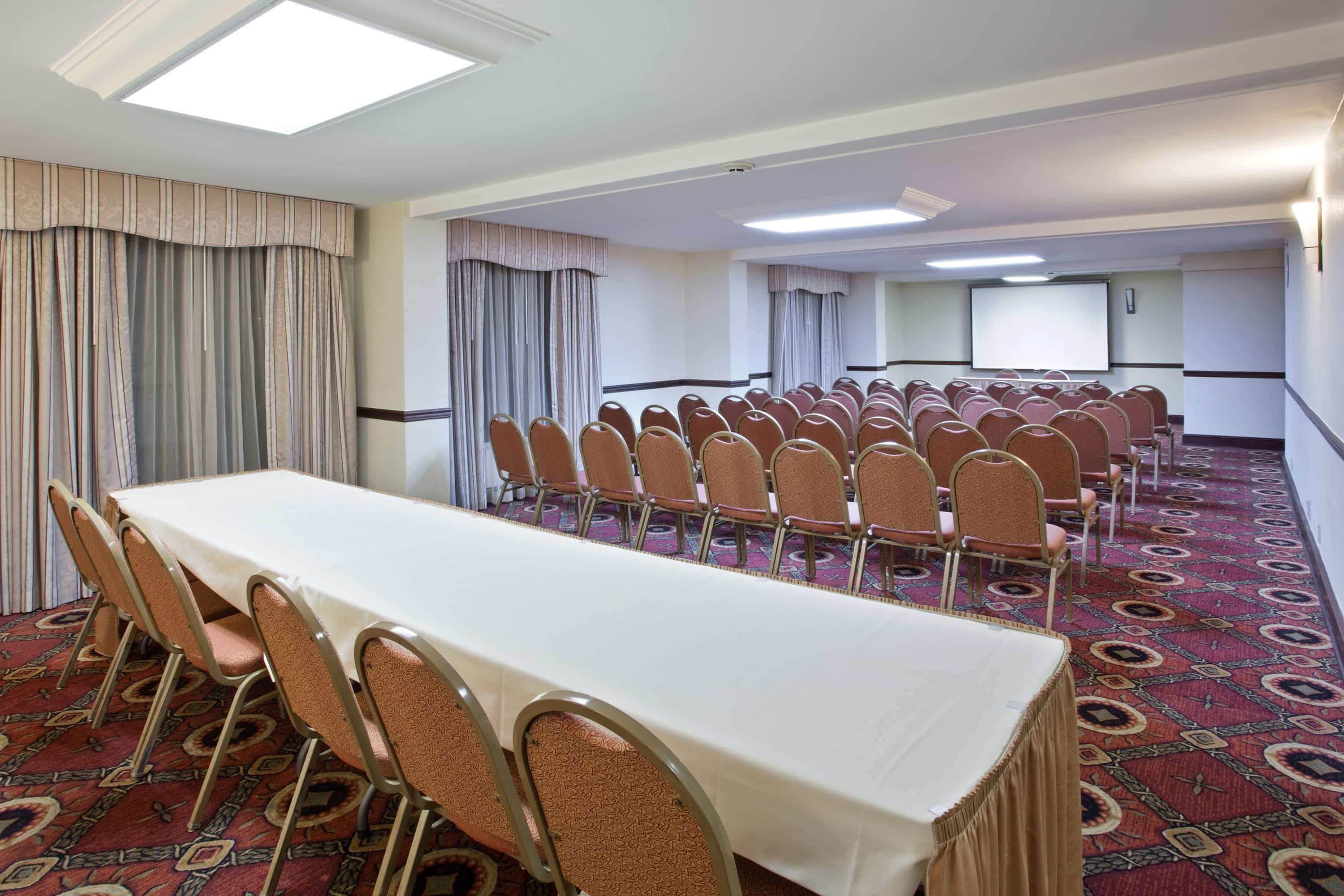 La Quinta Inn & Suites by Wyndham Downtown Conference Center