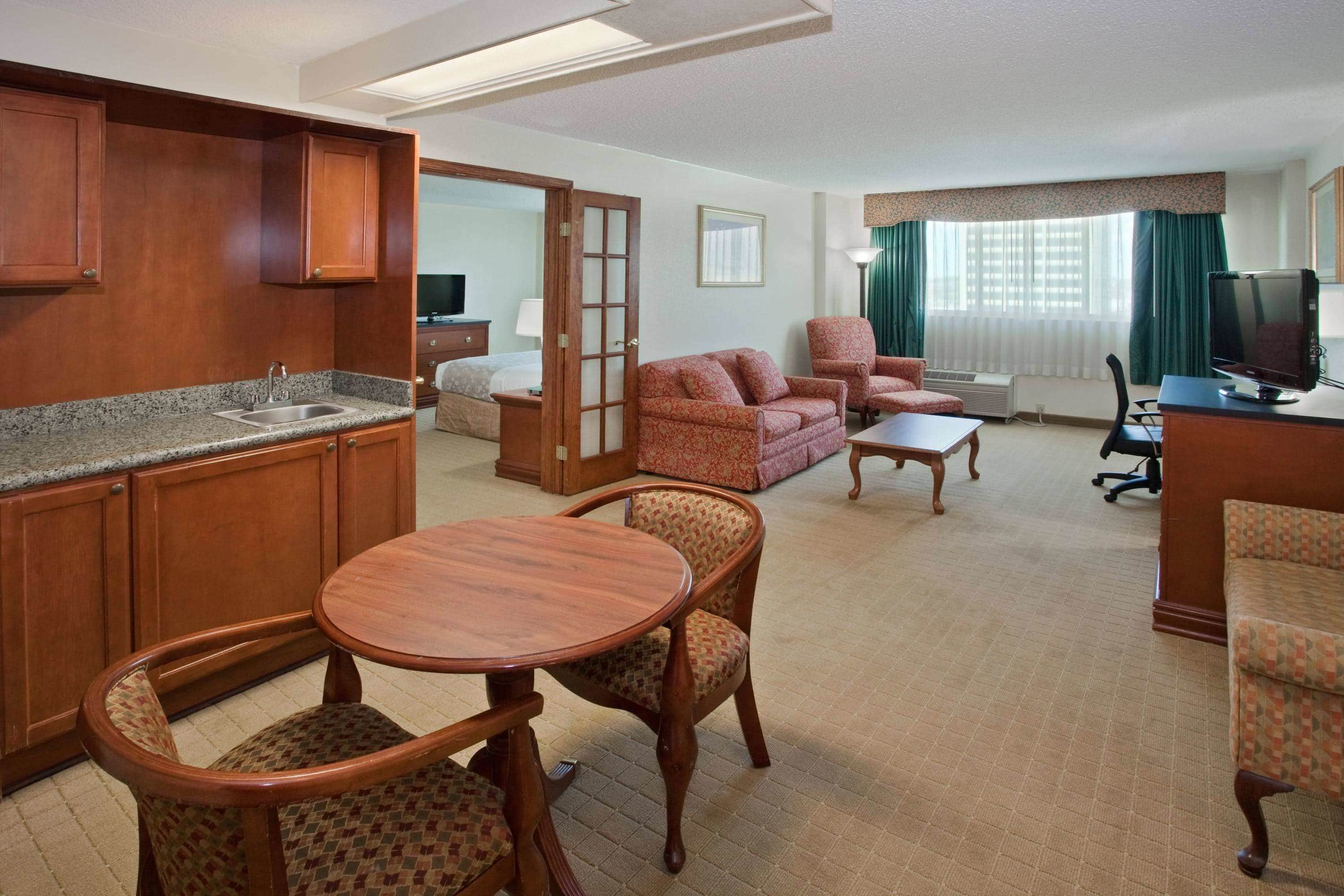 La Quinta Inn & Suites by Wyndham Downtown Conference Center