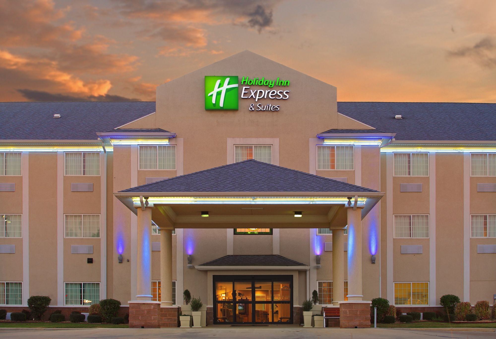 Holiday Inn Express & Suites Magnolia-Lake Columbia