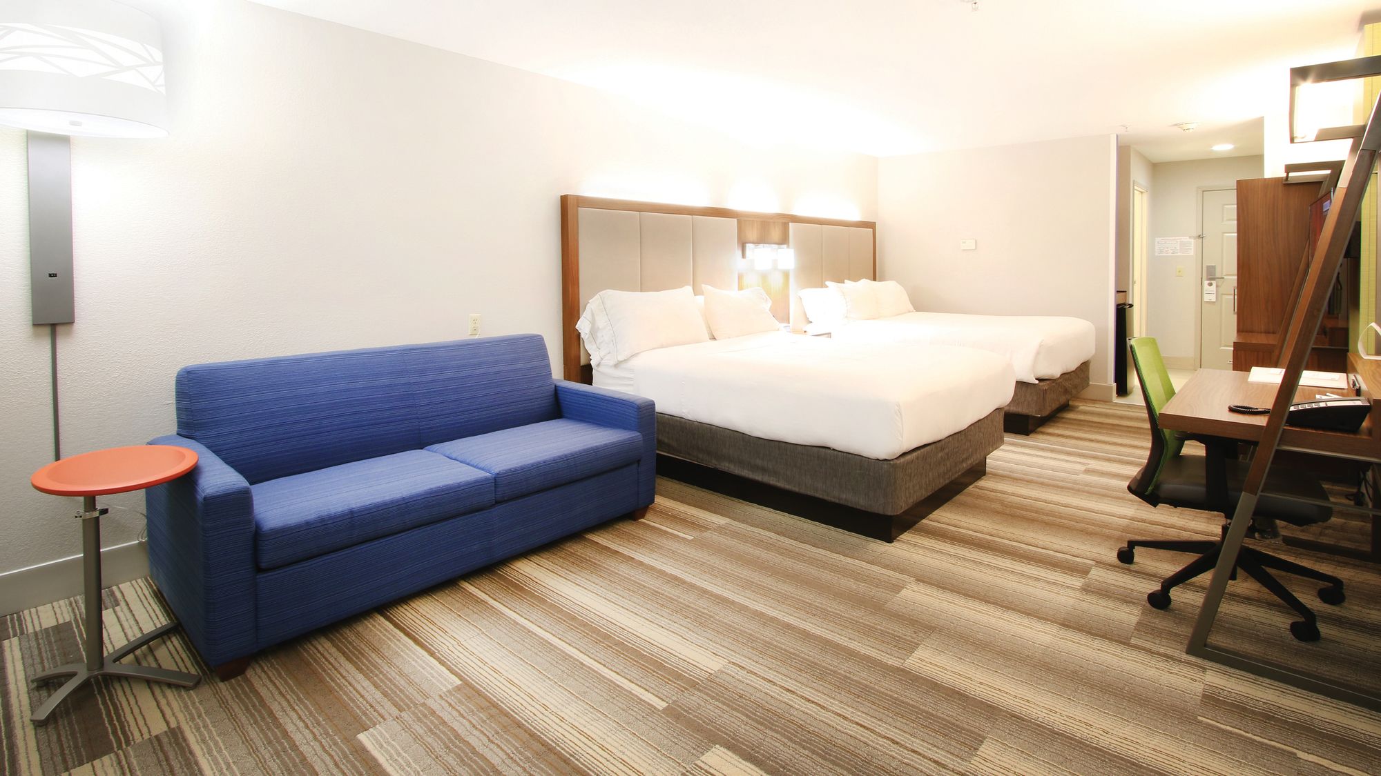 Holiday Inn Express & Suites Magnolia-Lake Columbia