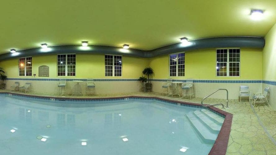 Holiday Inn Express & Suites Magnolia-Lake Columbia