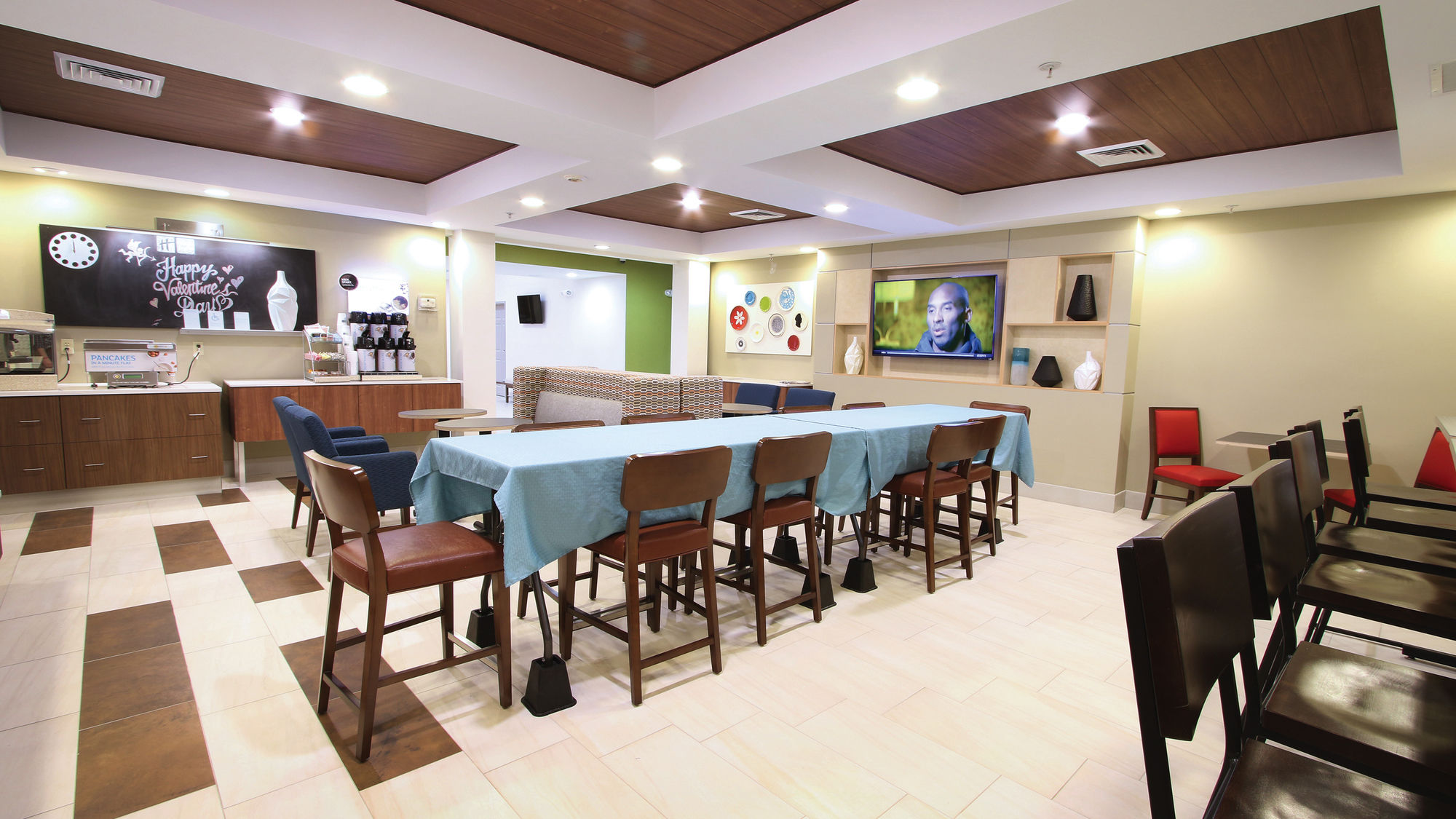 Holiday Inn Express & Suites Magnolia-Lake Columbia