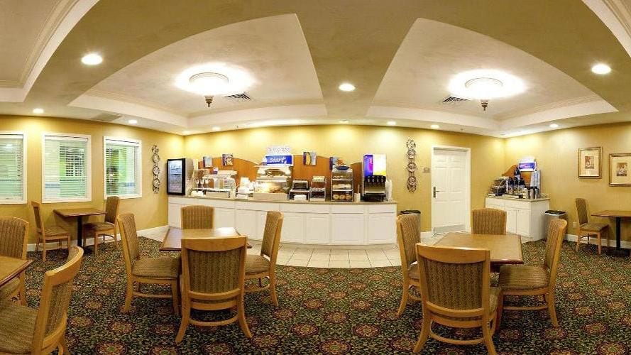 Holiday Inn Express & Suites Magnolia-Lake Columbia