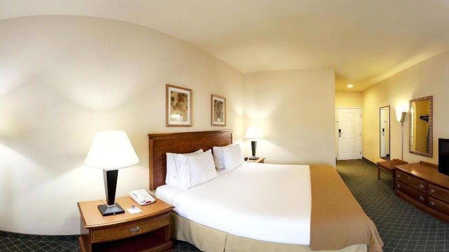 Holiday Inn Express & Suites Magnolia-Lake Columbia