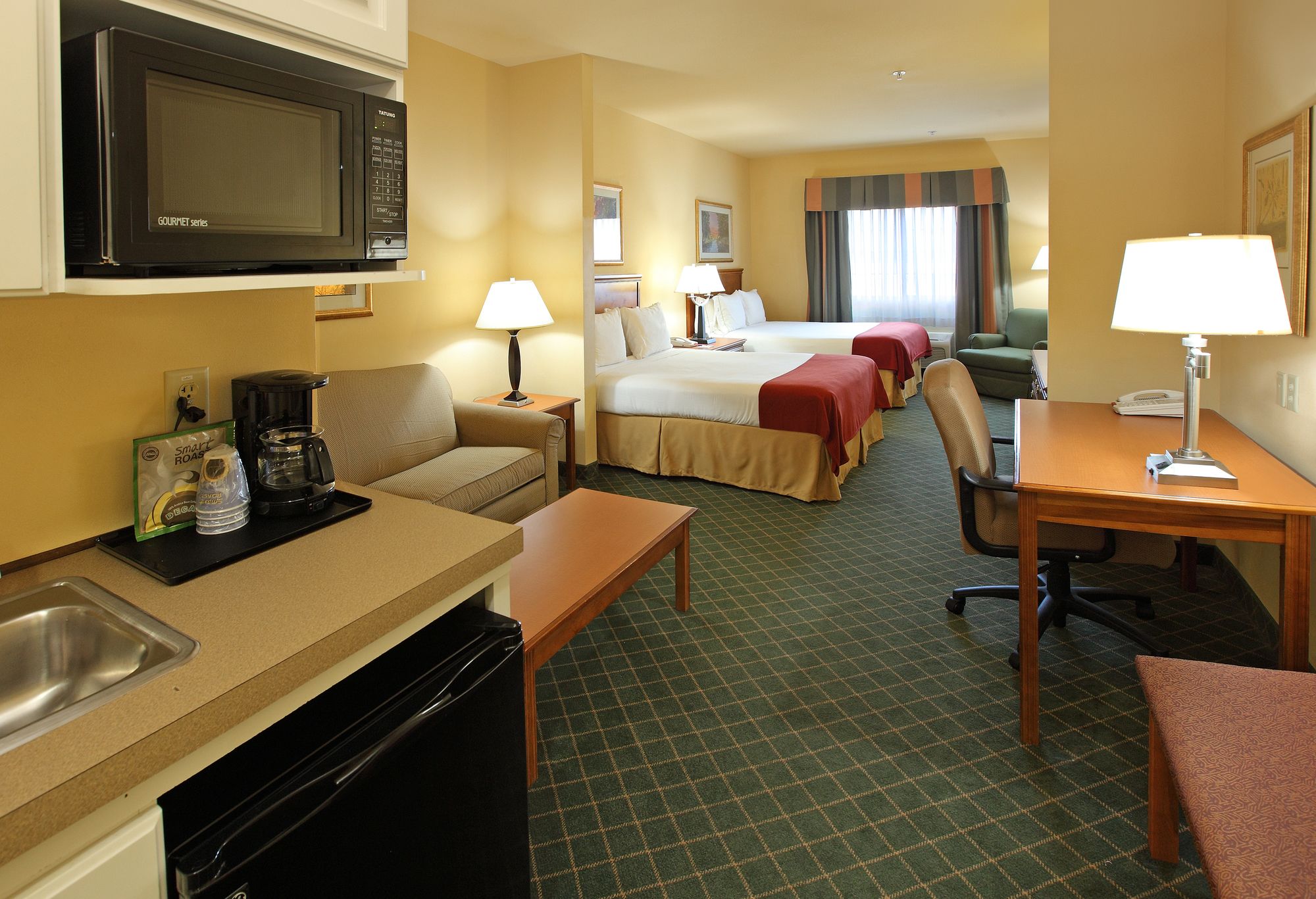 Holiday Inn Express & Suites Magnolia-Lake Columbia