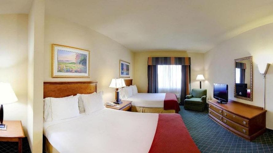 Holiday Inn Express & Suites Magnolia-Lake Columbia