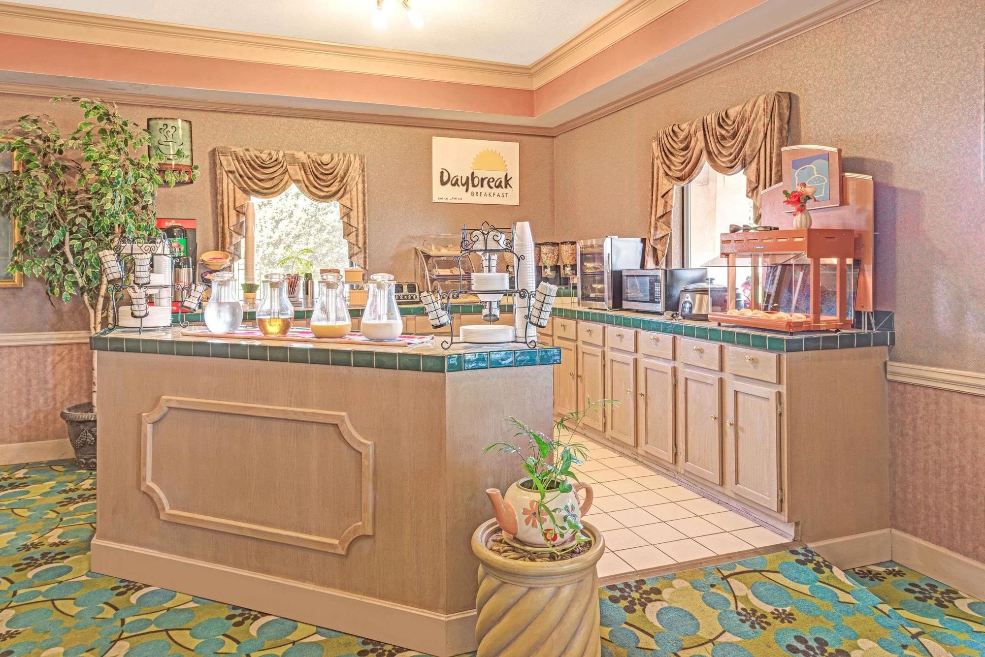 Days Inn & Suites by Wyndham Osceola AR