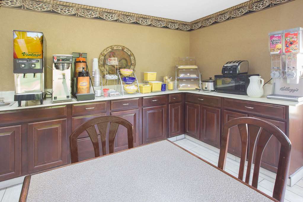 Days Inn & Suites by Wyndham Pine Bluff