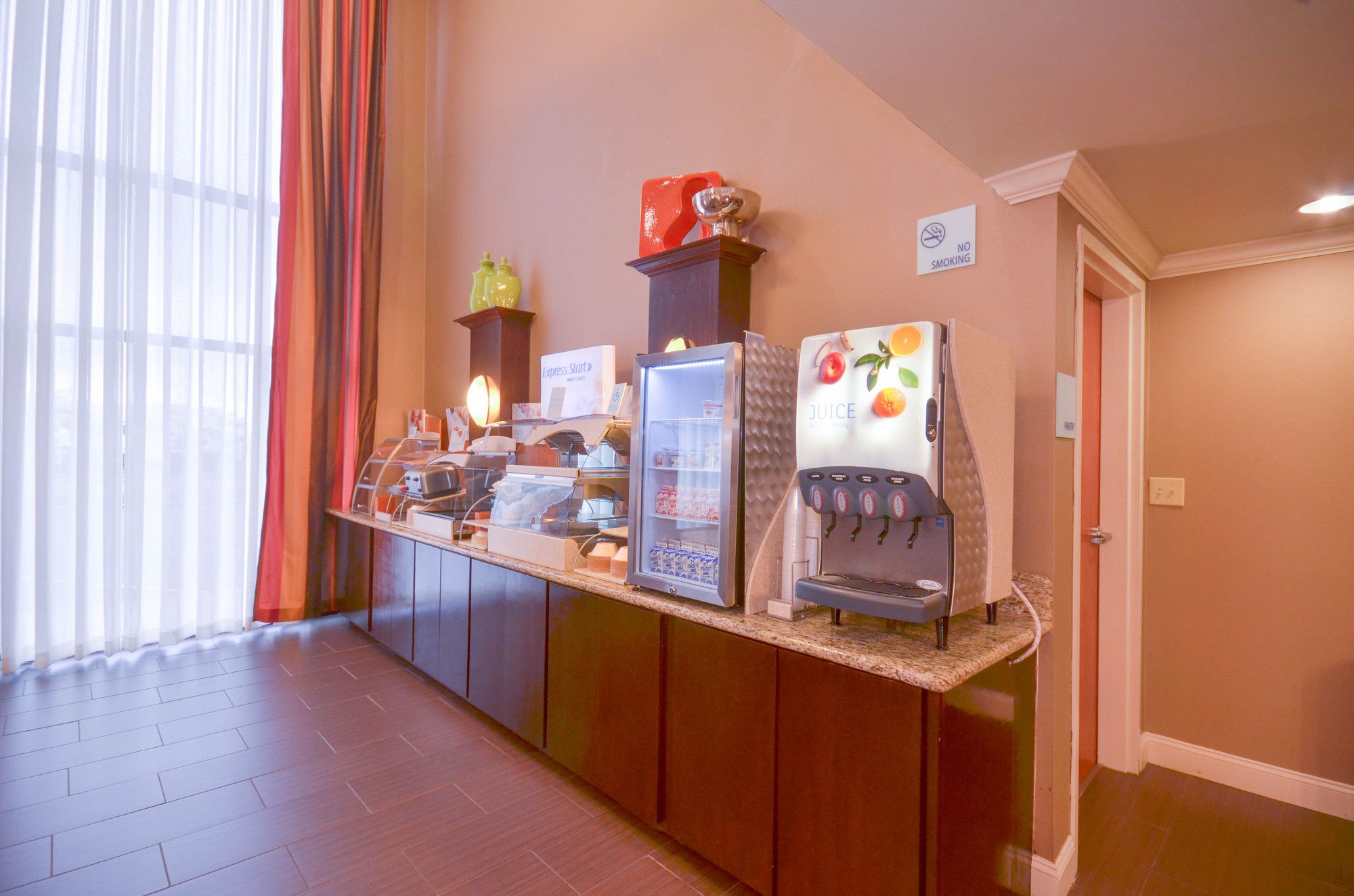 Holiday Inn Express & Suites Pine Bluff/Pines Mall