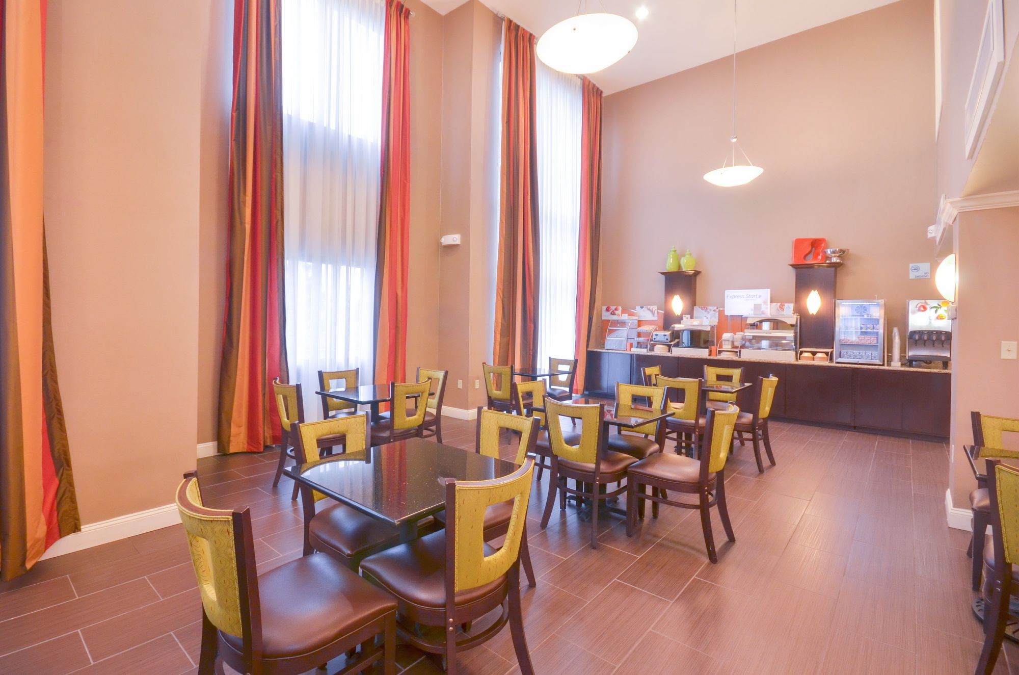 Holiday Inn Express & Suites Pine Bluff/Pines Mall