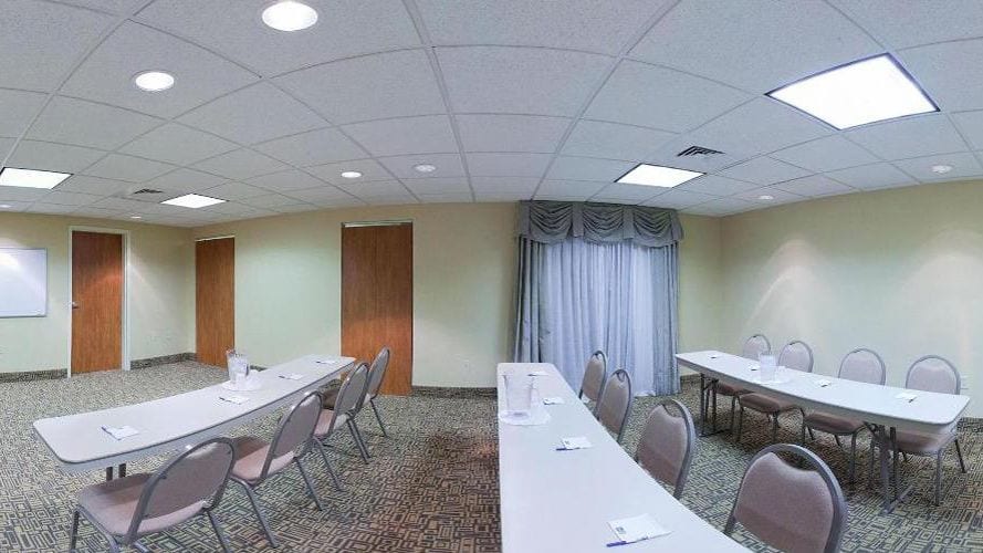 Holiday Inn Express & Suites Pine Bluff/Pines Mall