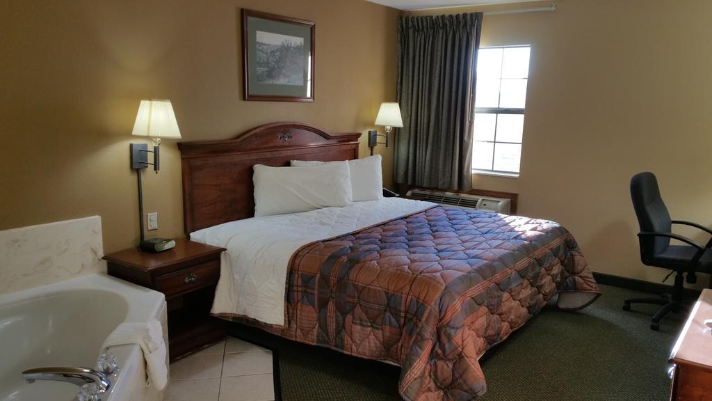 Super 8 by Wyndham Pine Bluff