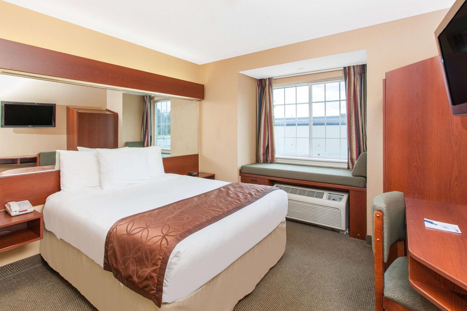 Microtel Inn & Suites by Wyndham Rogers